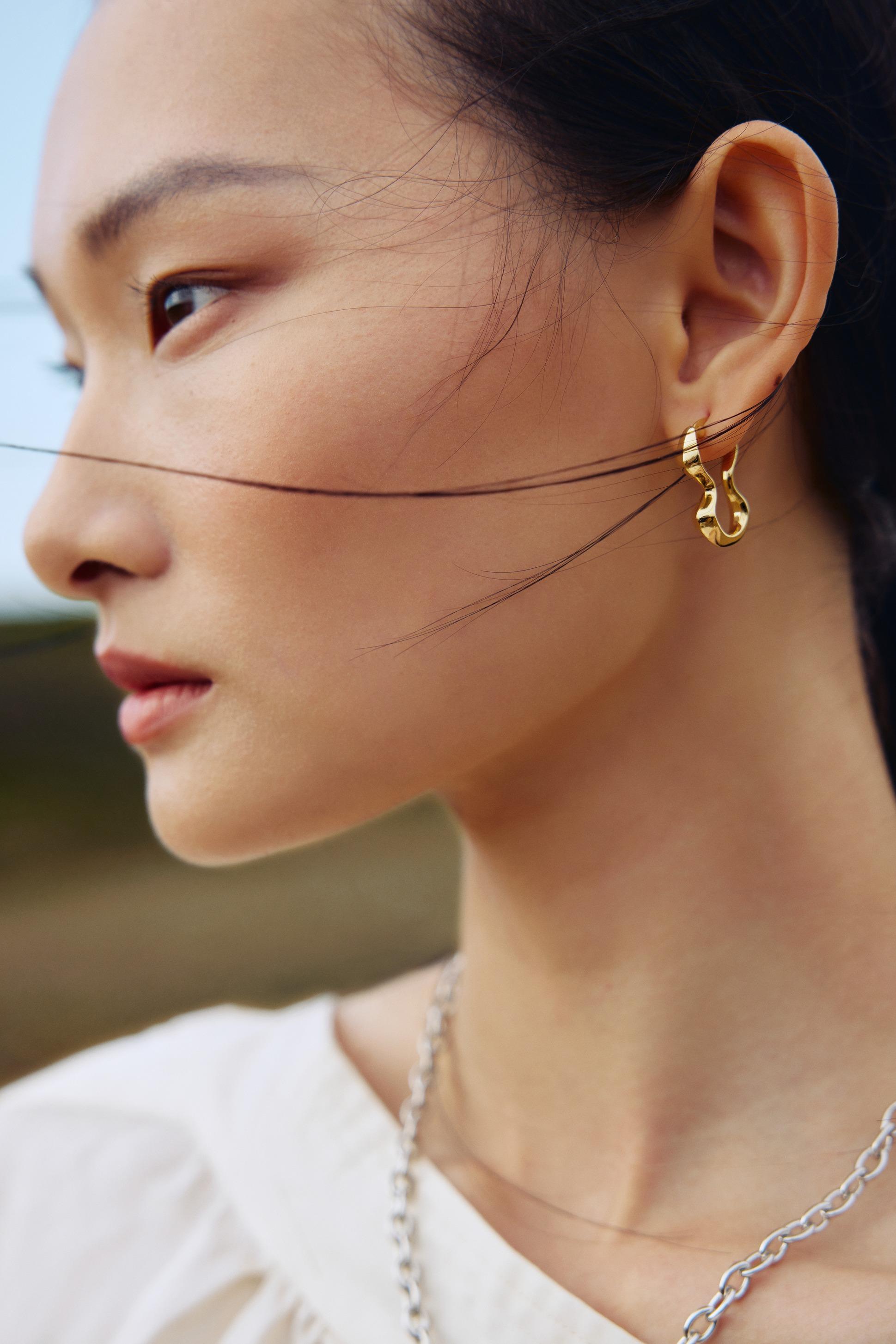 全新首飾系列同步登場,以品牌標誌沙漏Hourglass為靈感