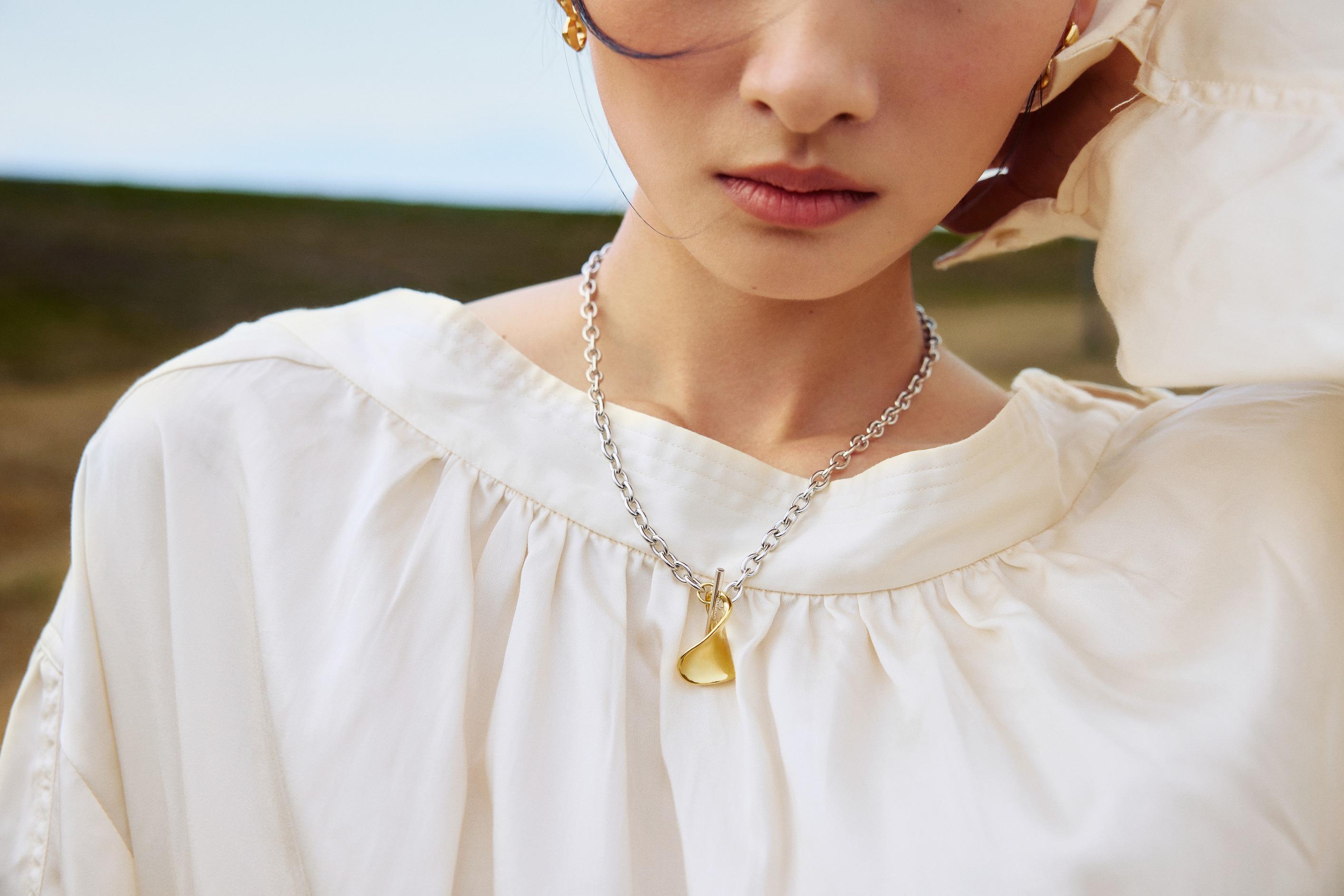 全新首飾系列同步登場,以品牌標誌沙漏Hourglass為靈感