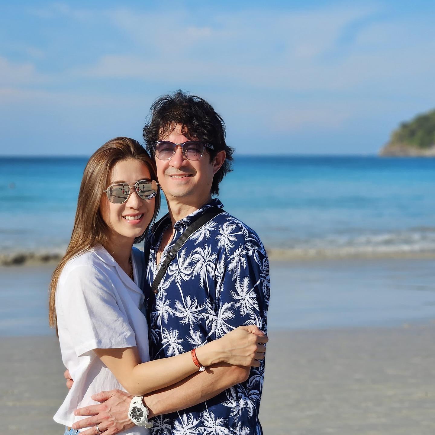 與丈夫的合照畫面溫馨無比。