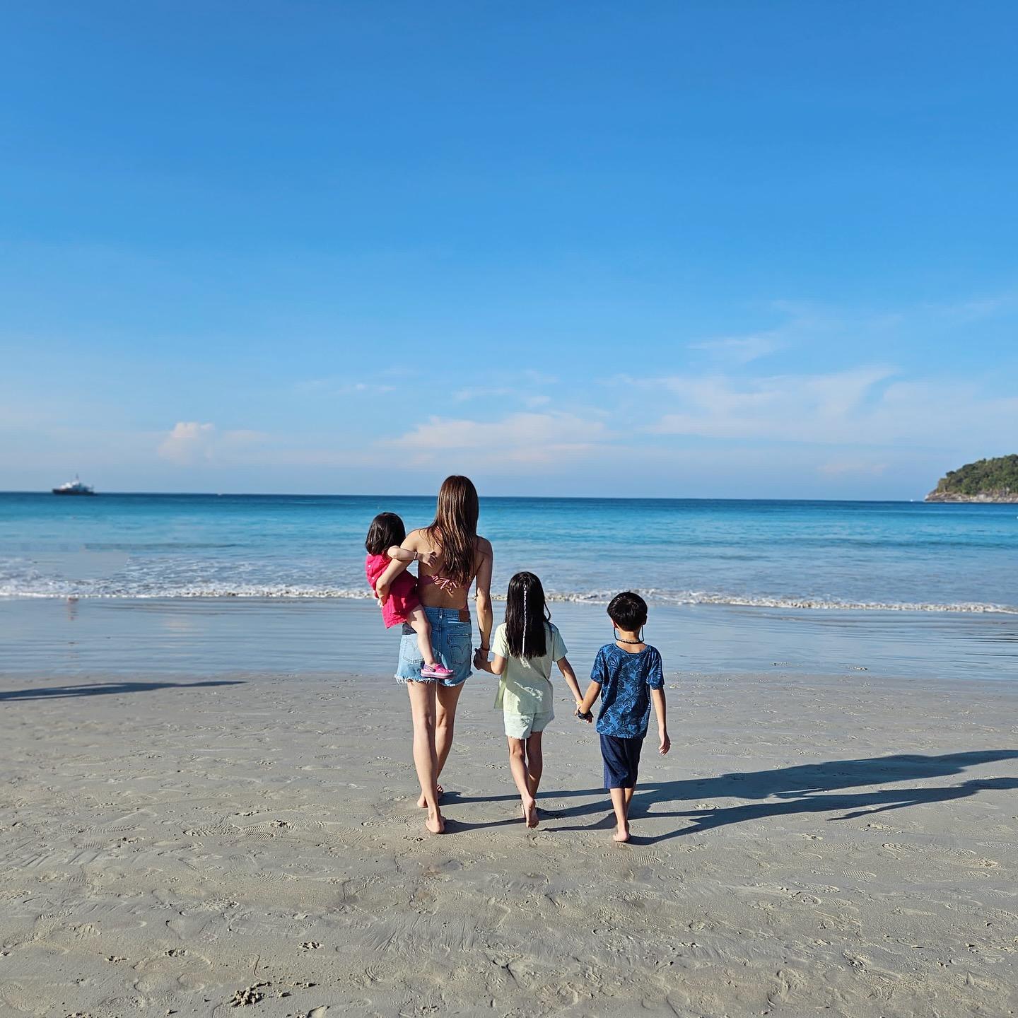 嘉欣一手抱著女兒,另一隻手擁著其他兩個小朋友。