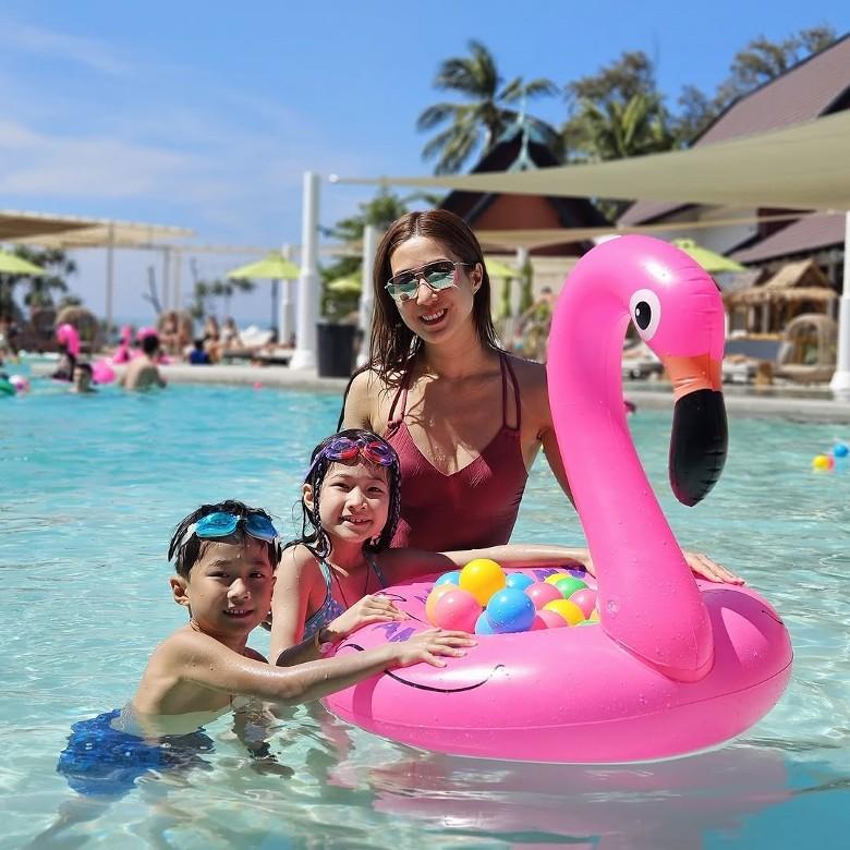 身穿粉色背心的嘉欣,展現出均勻的身材。