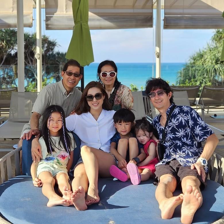 嘉欣一家人到布吉享受溫暖聖誕。