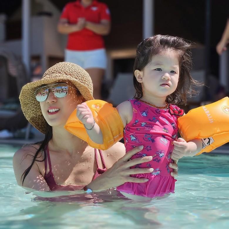 嘉欣與小朋友們玩得非常開心。