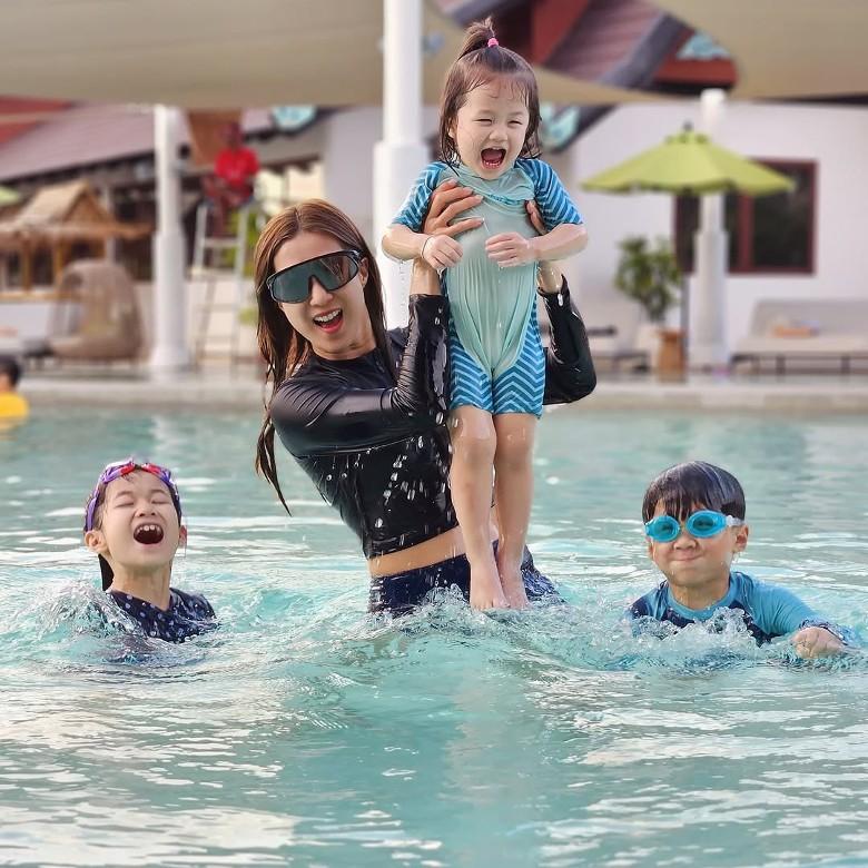 好媽媽網嘉欣,與3位小孩玩得非常開心。