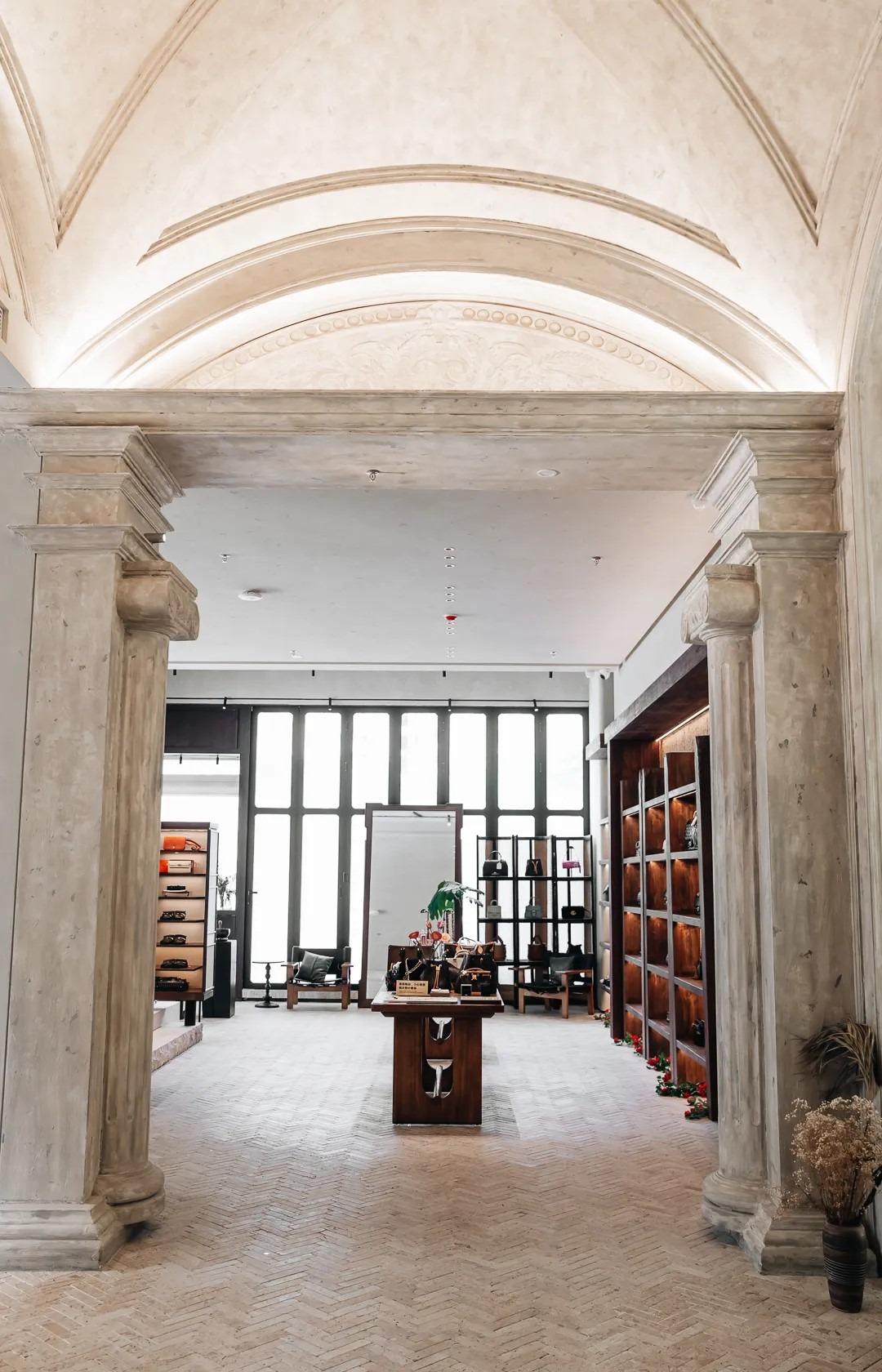 UQIO霧丘是一家集奢品服飾、天然香氛、日咖夜酒小館、藝術展覽為一體的生活方式集合空間,商品有愛馬仕,香奈兒,LV等,店內環境一流。(圖片來源:Kaledo微信)