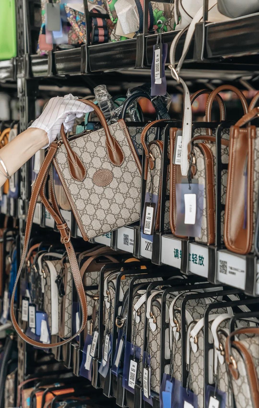 Kaledo內的ZZER只二是國內最大的二手奢侈品店,是華南首店,店內名牌林林總總,刷碼支付。(圖片來源:Kaledo微信)