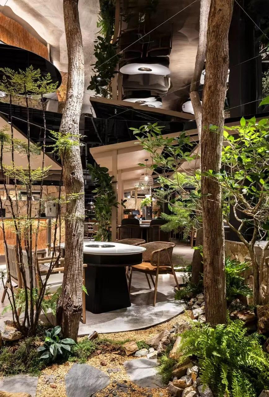 深圳另一有名的火鍋店成都火鍋翠焱火鍋也已進駐Kaledo嘉樂道,花園式布置十分吸睛。(圖片來源:Kaledo微信)