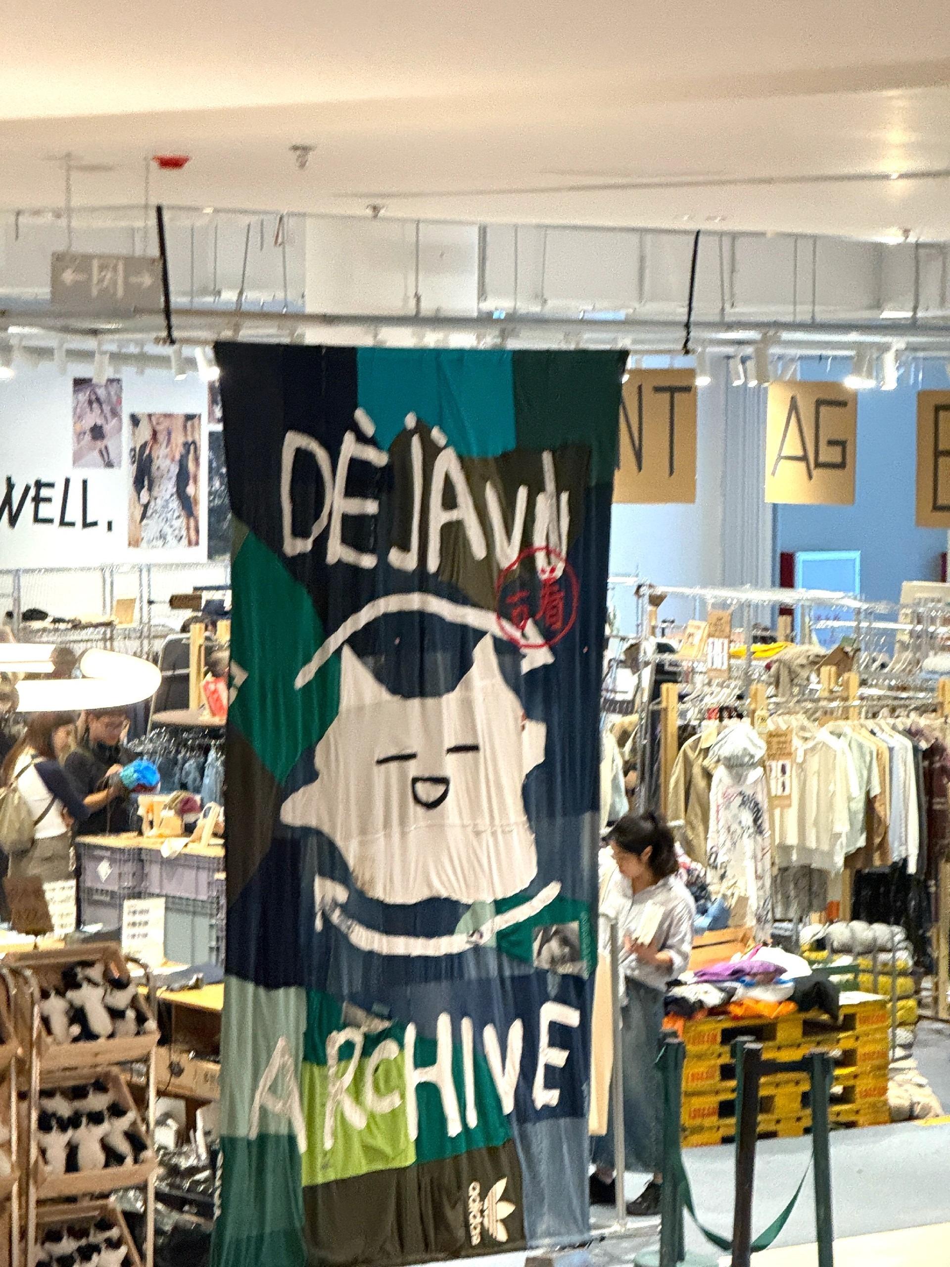 內地有名的多二手店「抓魚巡遊商場」首次來到深圳,有二手衣飾及書籍,低至二至四折。(圖片來源:楊嚕嚕Lucky@小紅書)