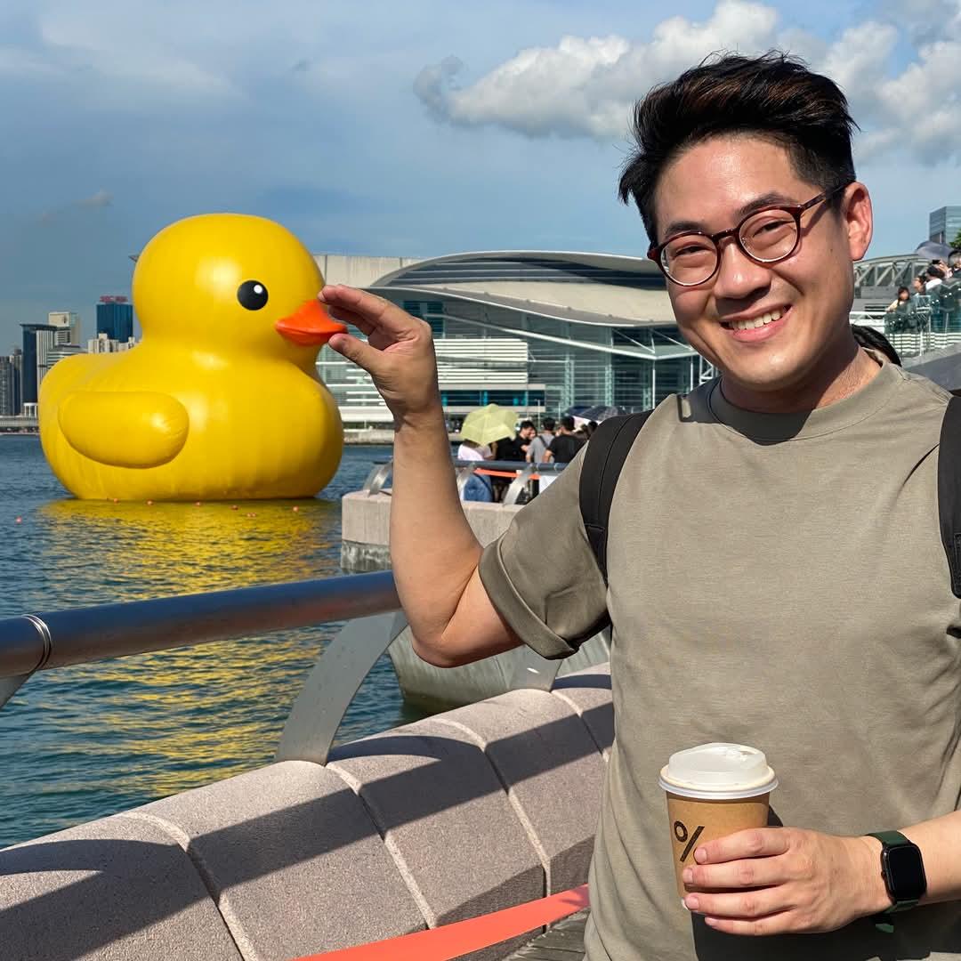 去年啟豪與黃色巨型橡皮鴨合照,獲得超過一萬個like,所穿的T恤成為今次拍賣珍品。