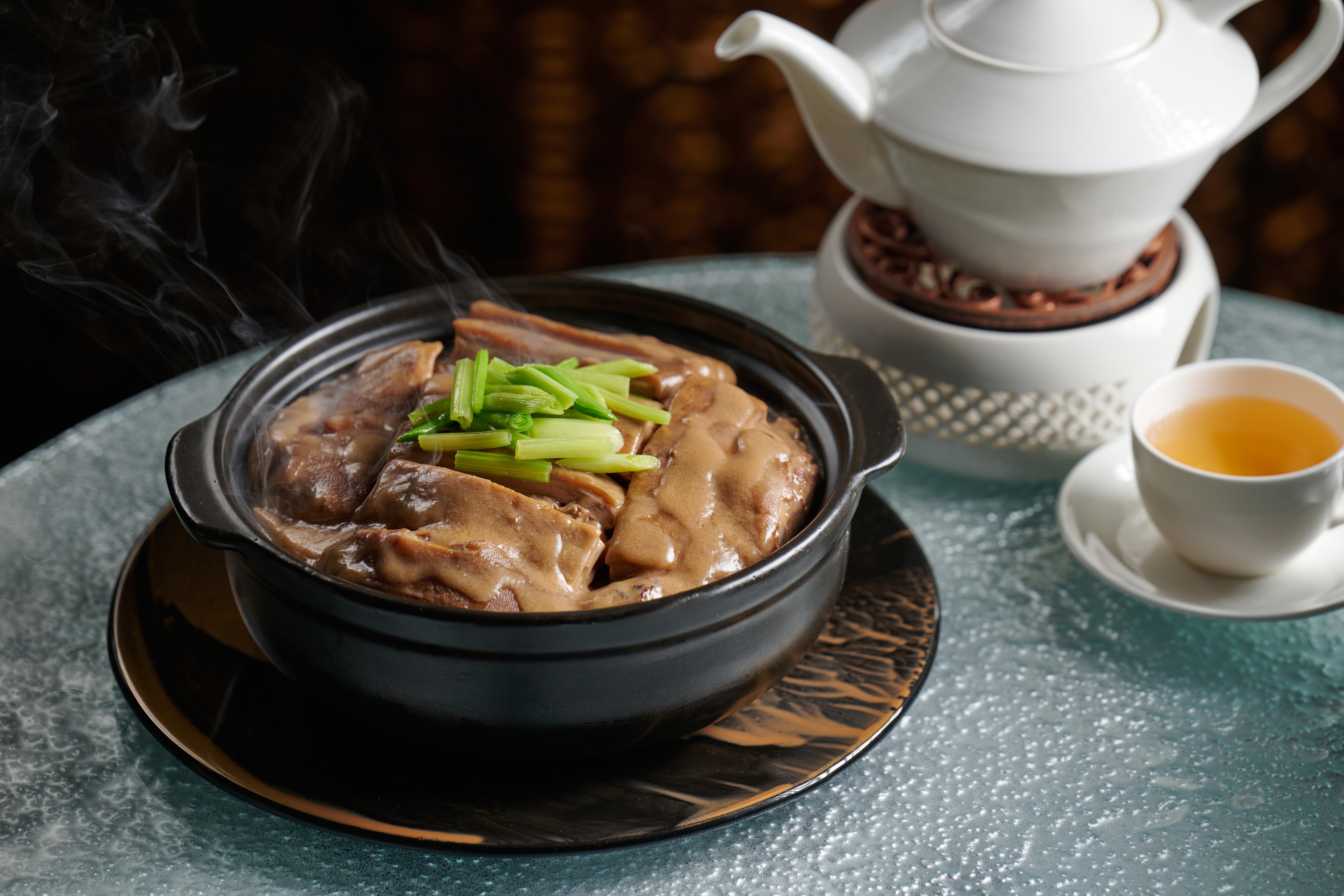 古法雙冬羊腩煲 $988 山東黑草羊肥瘦適中,件件肉嫩,醬汁濃香。