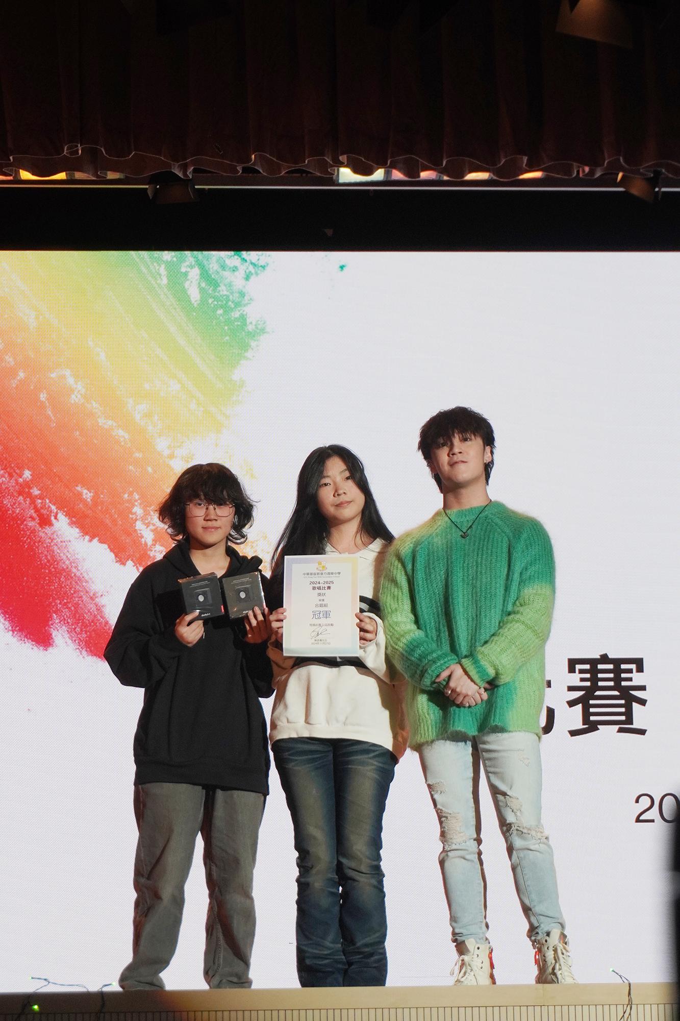 陳彥熹與合唱冠軍合照。