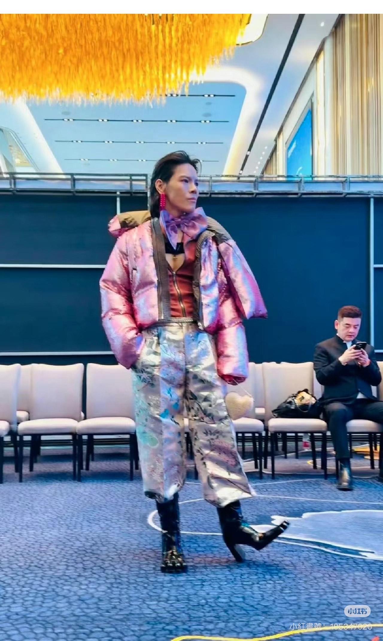 向佐憑中性造型成功殺出一條血。