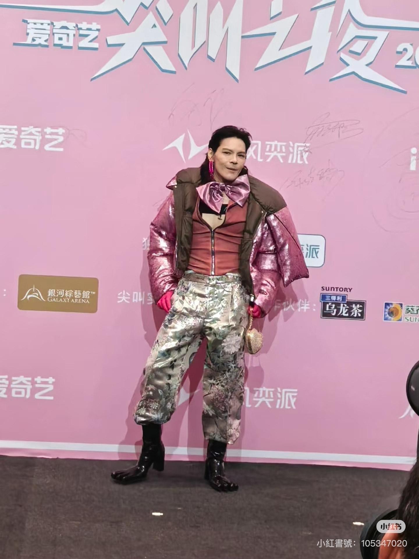 向佐着女裝着上癮,日前,他再穿上高跟鞋亮相活動。