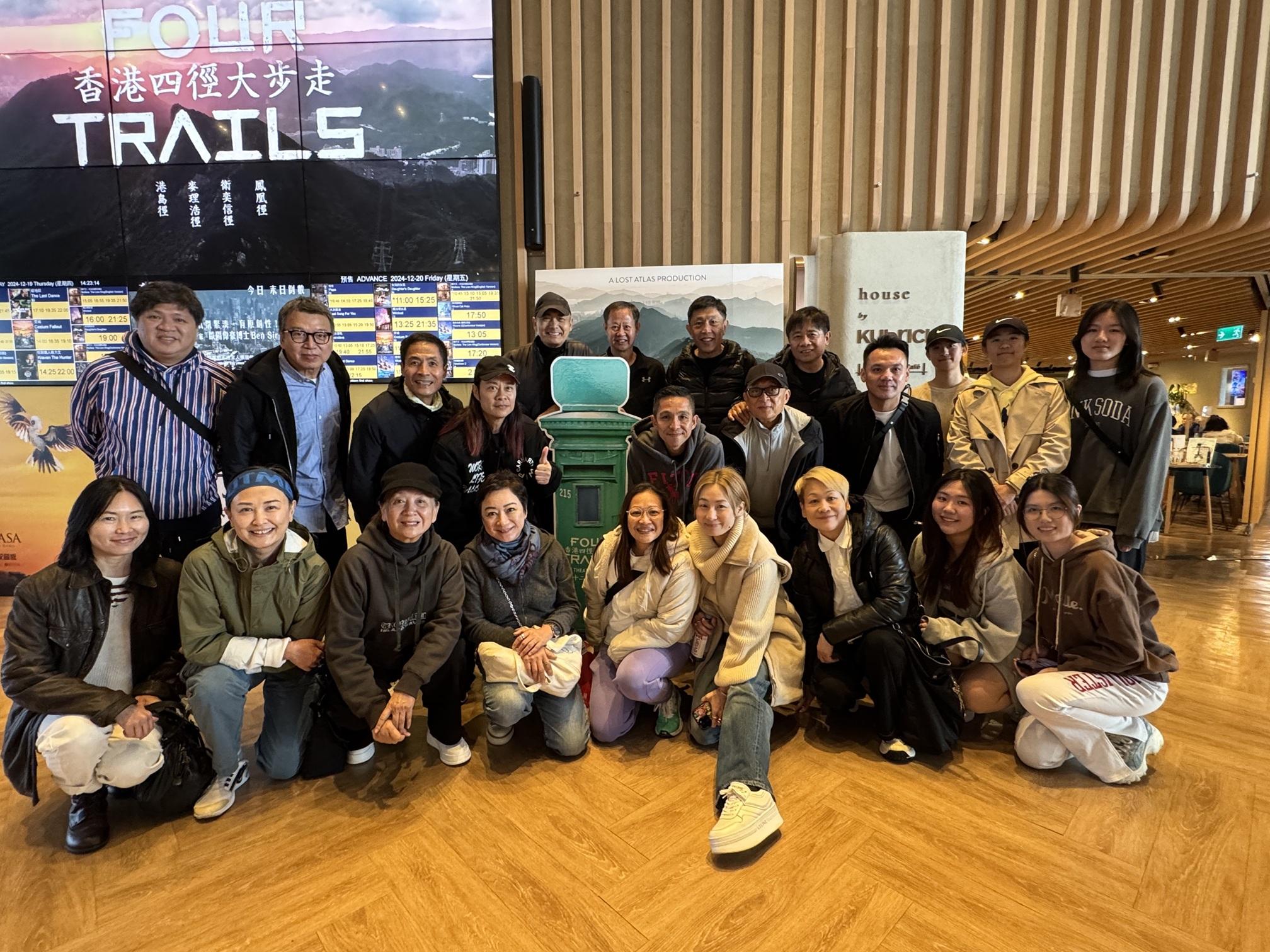 周潤發與跑友們看《香港四徑大步走》。