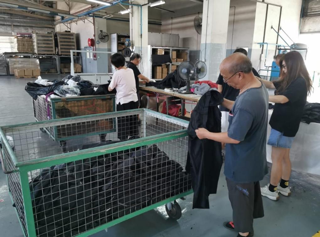第一步:工人檢查回收的舊制服