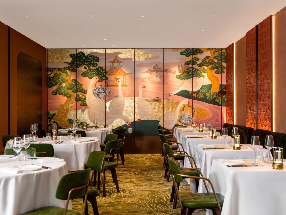 全牆手繪鵝池壁畫,靈感源自鏞記標誌性的鵝池和蘭亭閣。