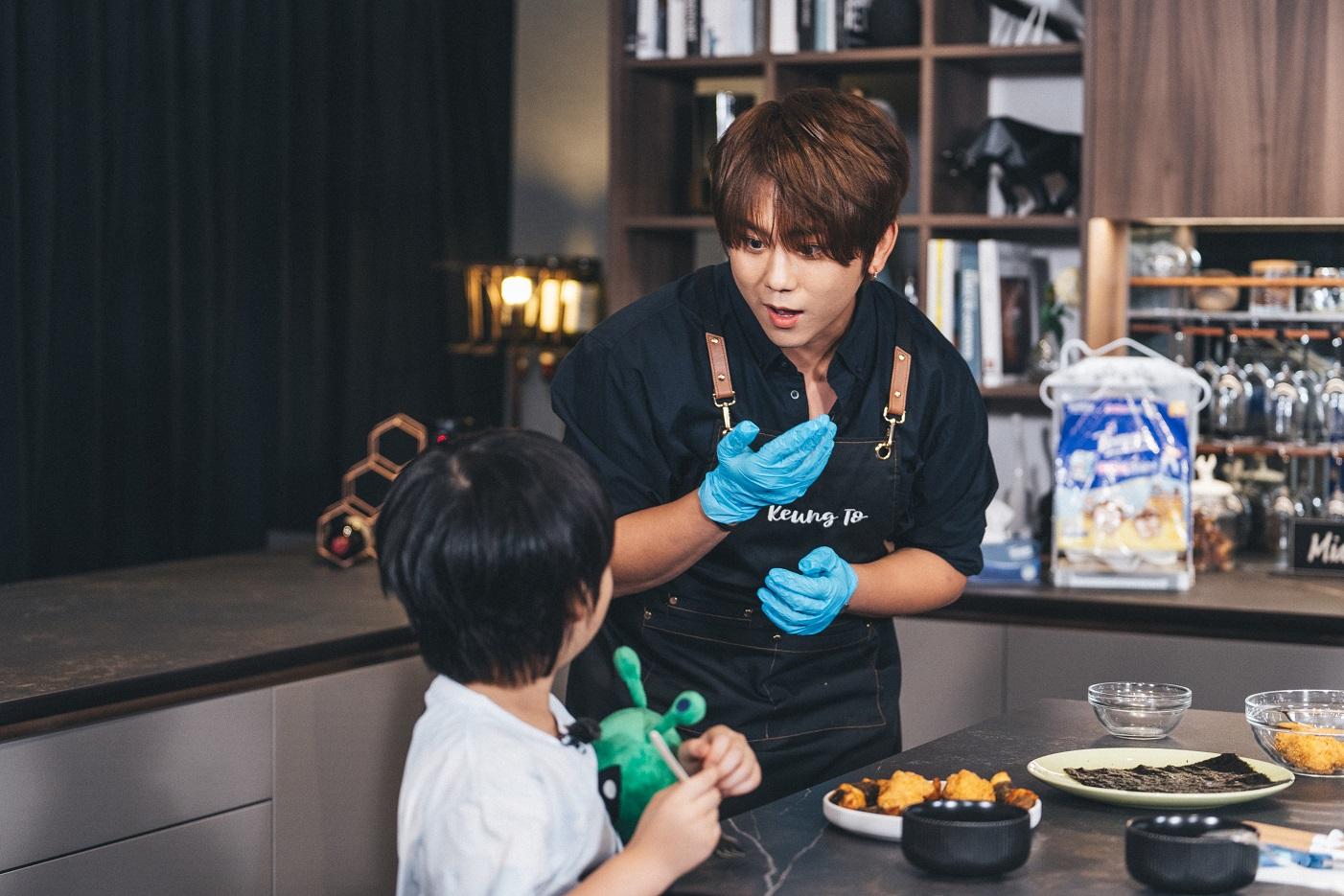 姜濤和熹熹十分合拍傾過不停。