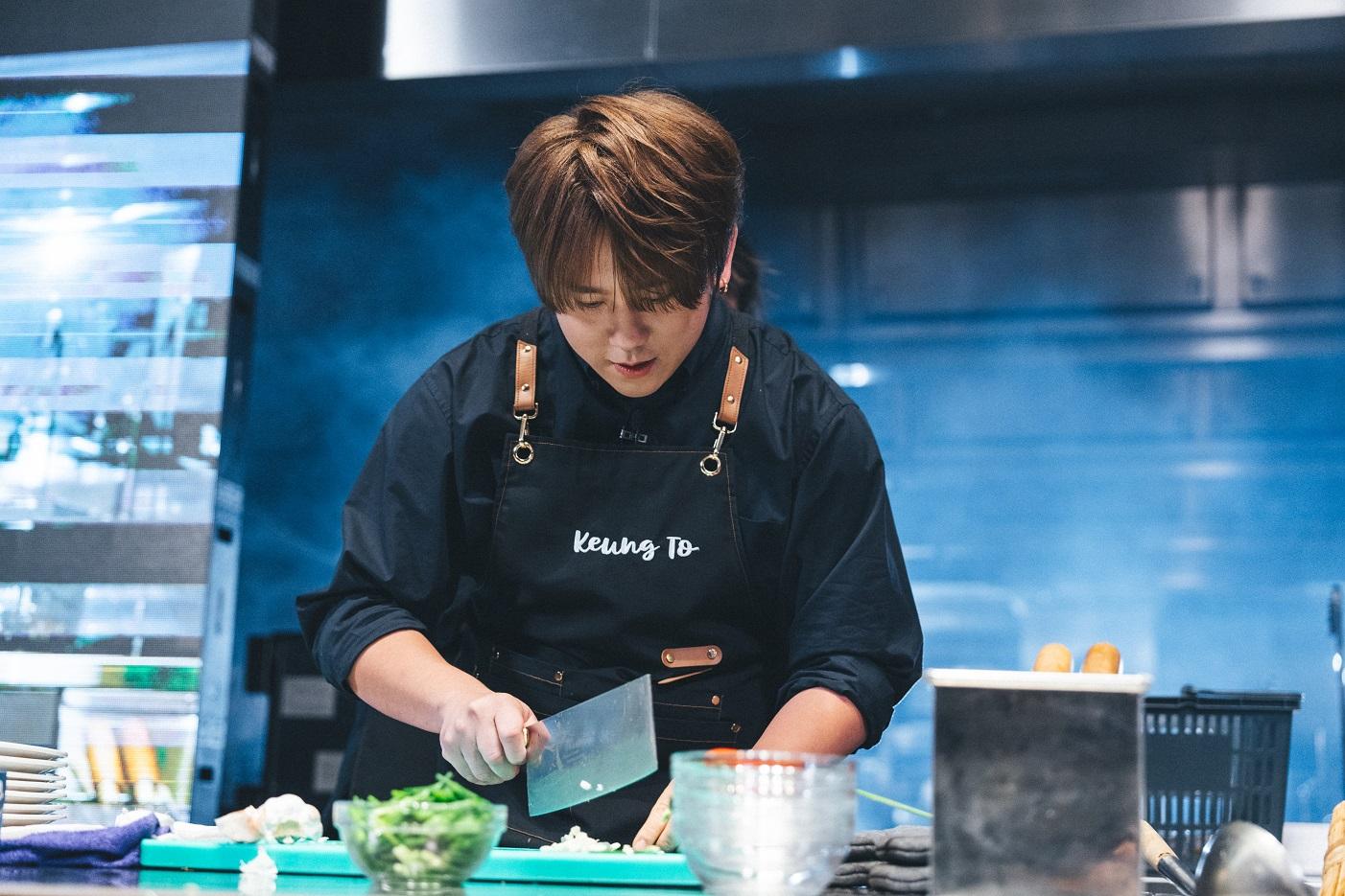 姜濤在Ian的循循善誘下,按部就班淡定下廚。