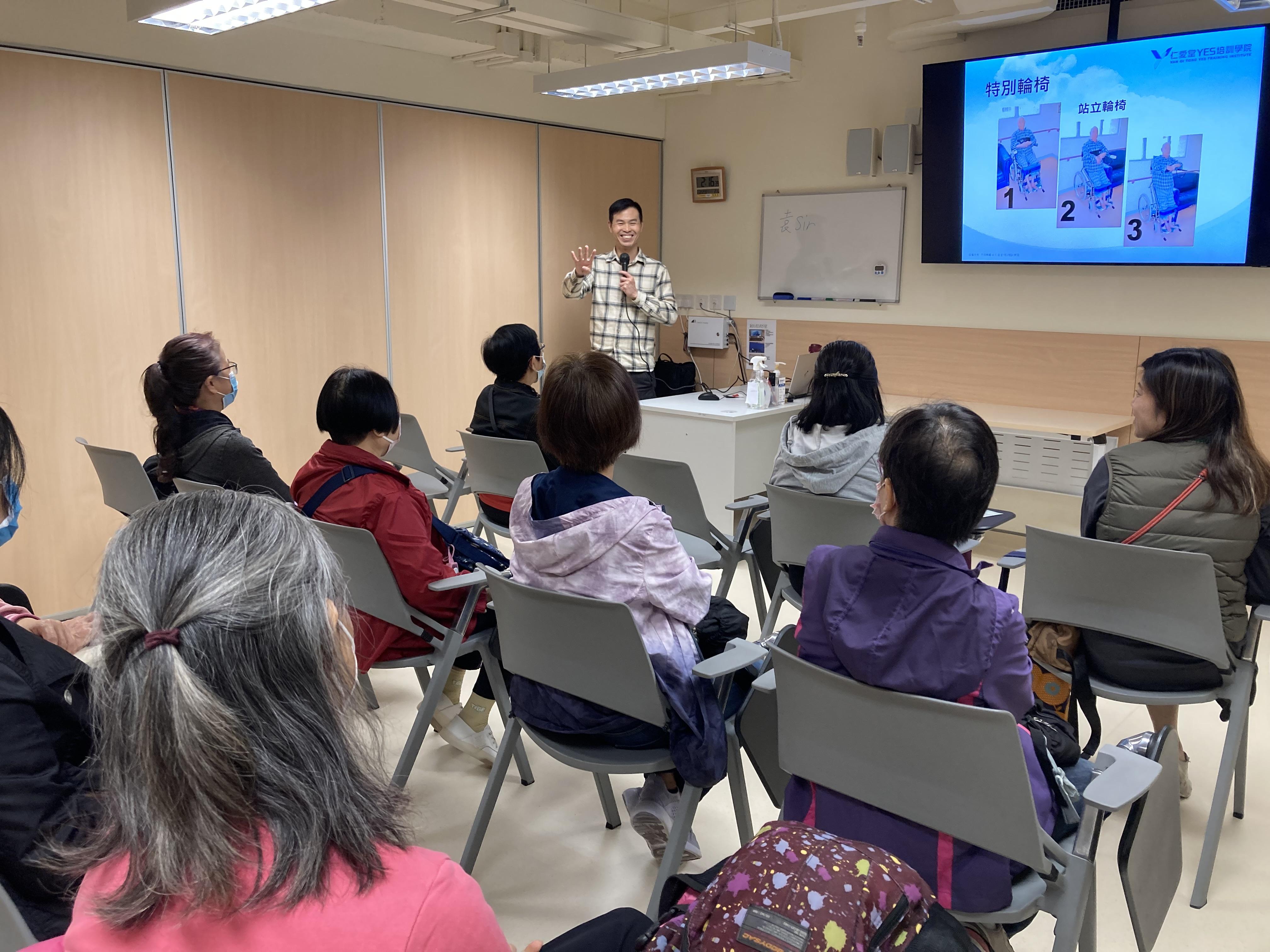 年輕長者義工參加工作坊,學習使用輔助器材和照顧年長長者的技巧。