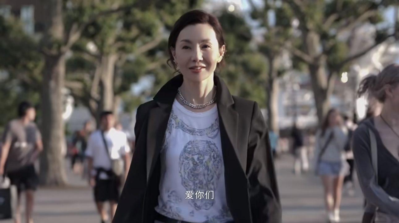 已經「登六」的張曼玉,預祝大家聖誕快樂及有一個好美麗嘅2025。