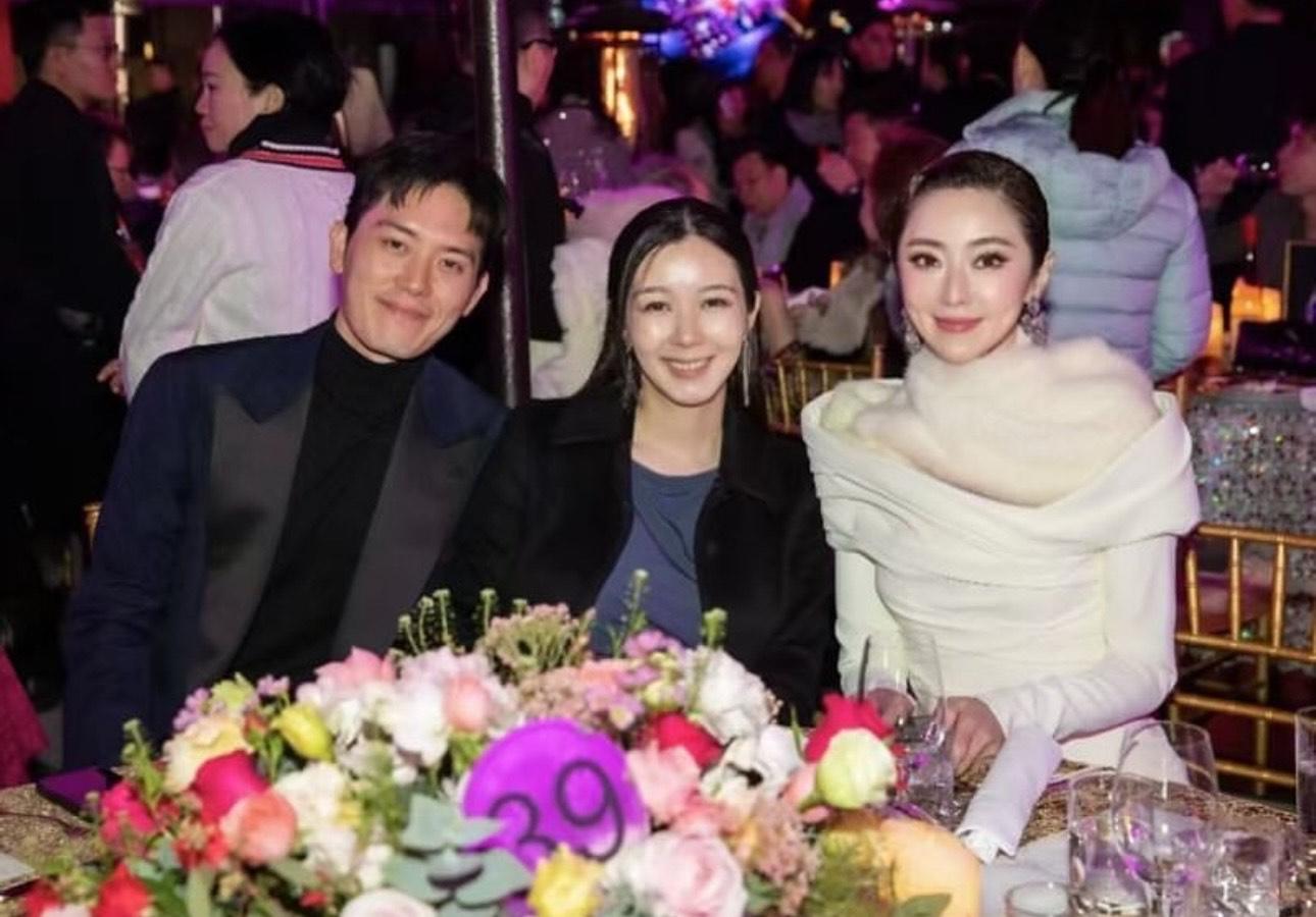 早前宣佈大肚的麥明詩,亦有與老公一齊出席。