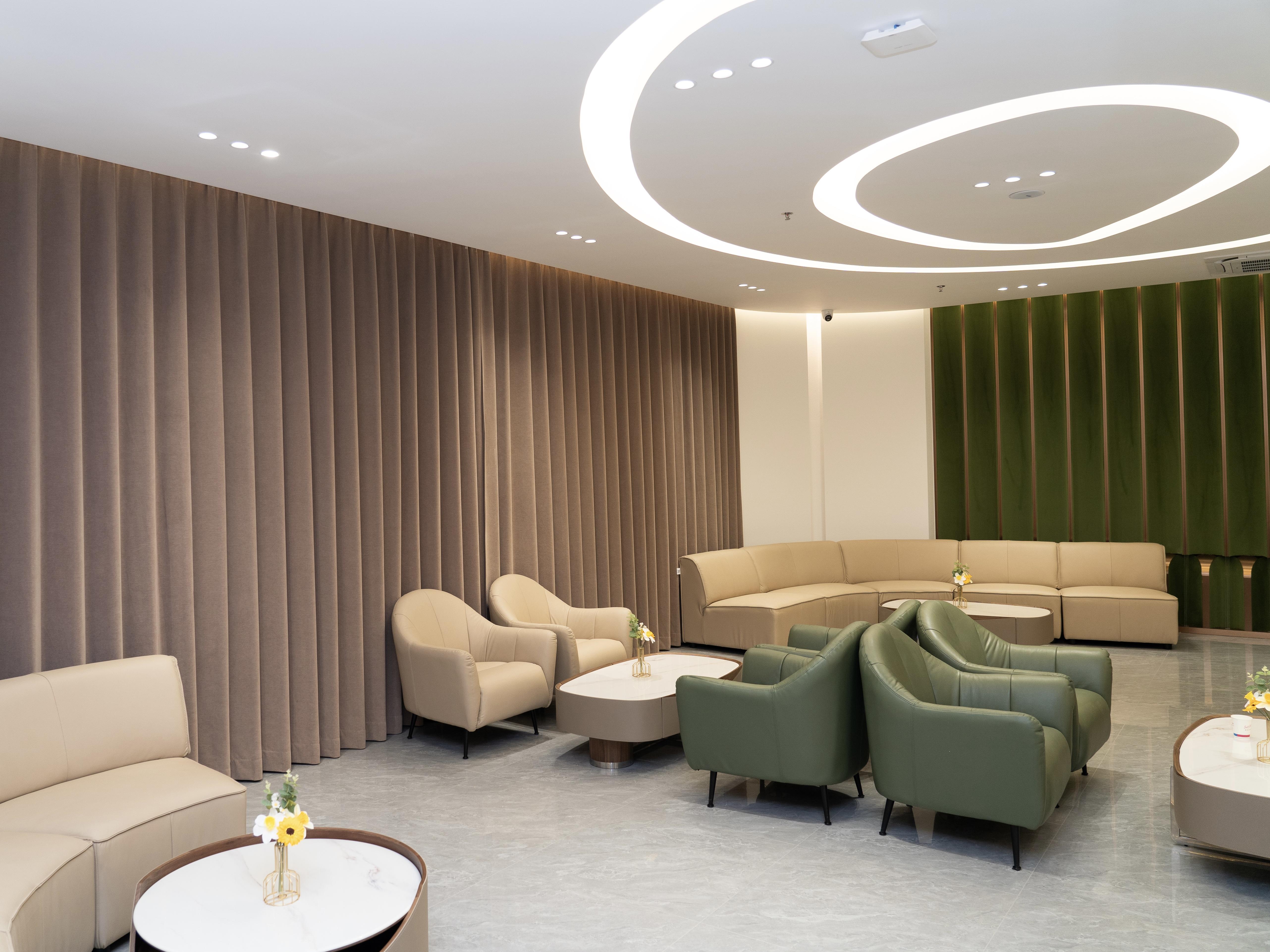 愛康健口腔醫院環境舒適,寬敞寧靜,私隱度高,如同置身中環的私人牙科診所。