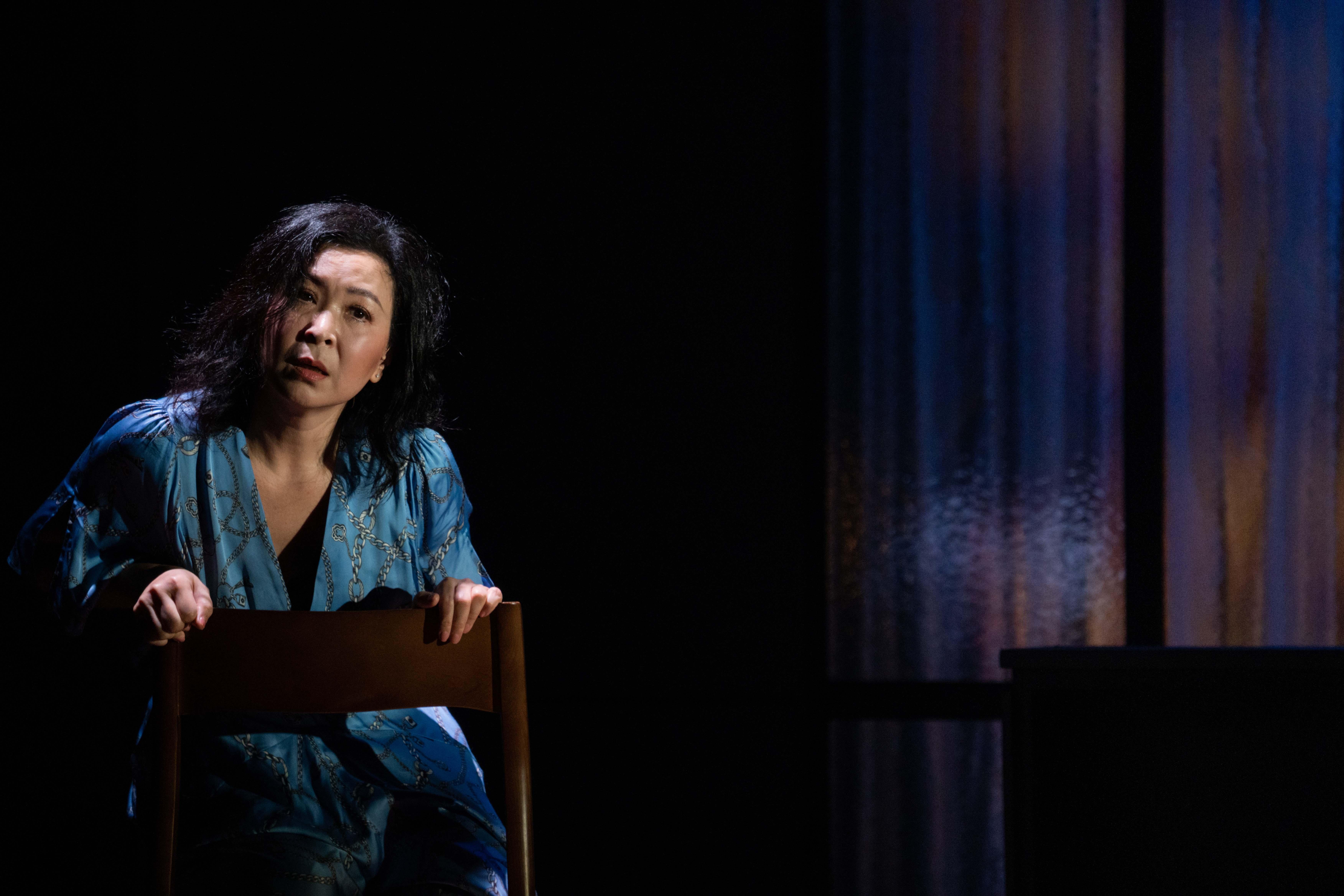 蘇玉華在獨腳戲《完美證供》按不同時段不停轉換角色,絕不簡單。(大會攝影Carmen So)