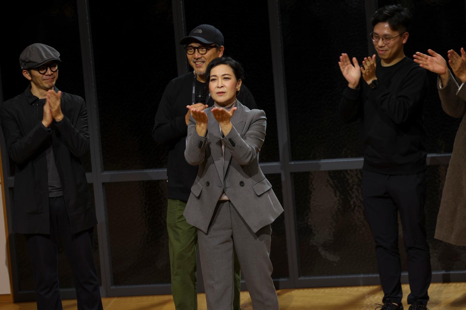 蘇玉華完成獨腳戲《完美證供》的首演,向觀眾送飛吻。