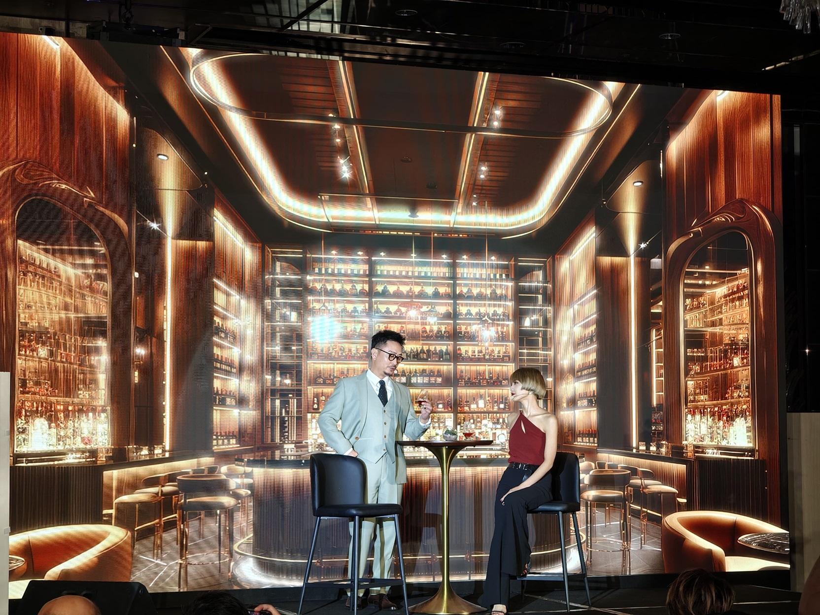 謝君豪就稱,佩服樓盤公司的高層與老闆,8號風球照開工,與他們一起拍宣傳片。