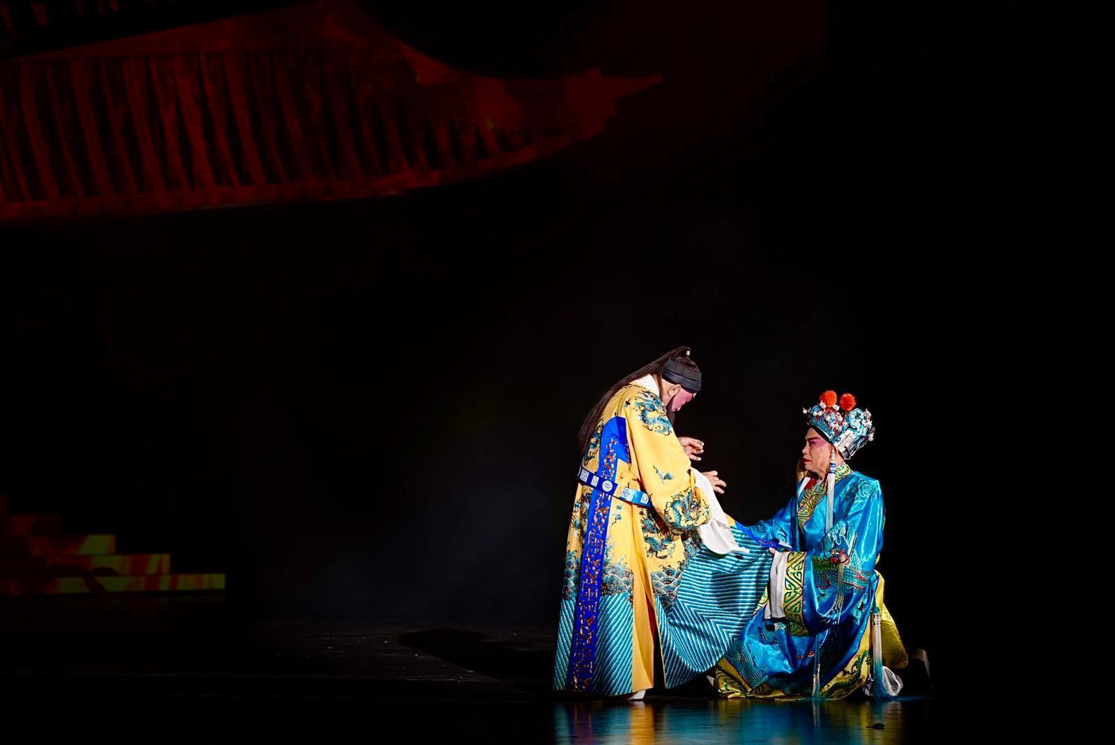 朝即將覆亡,紫禁城城破之時,崇禎在太監王承恩陪伴下,寫下罪己詔。