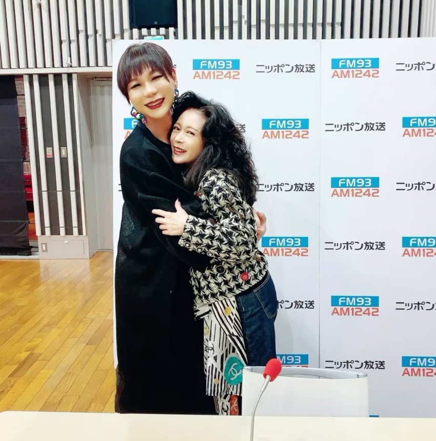 變裝藝人Mitz Mangrove攬實明菜合照。