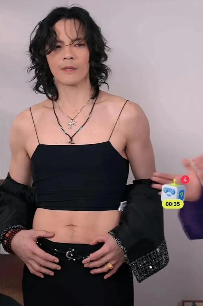 直播時示範多套女裝的向佐,大受網民歡迎。