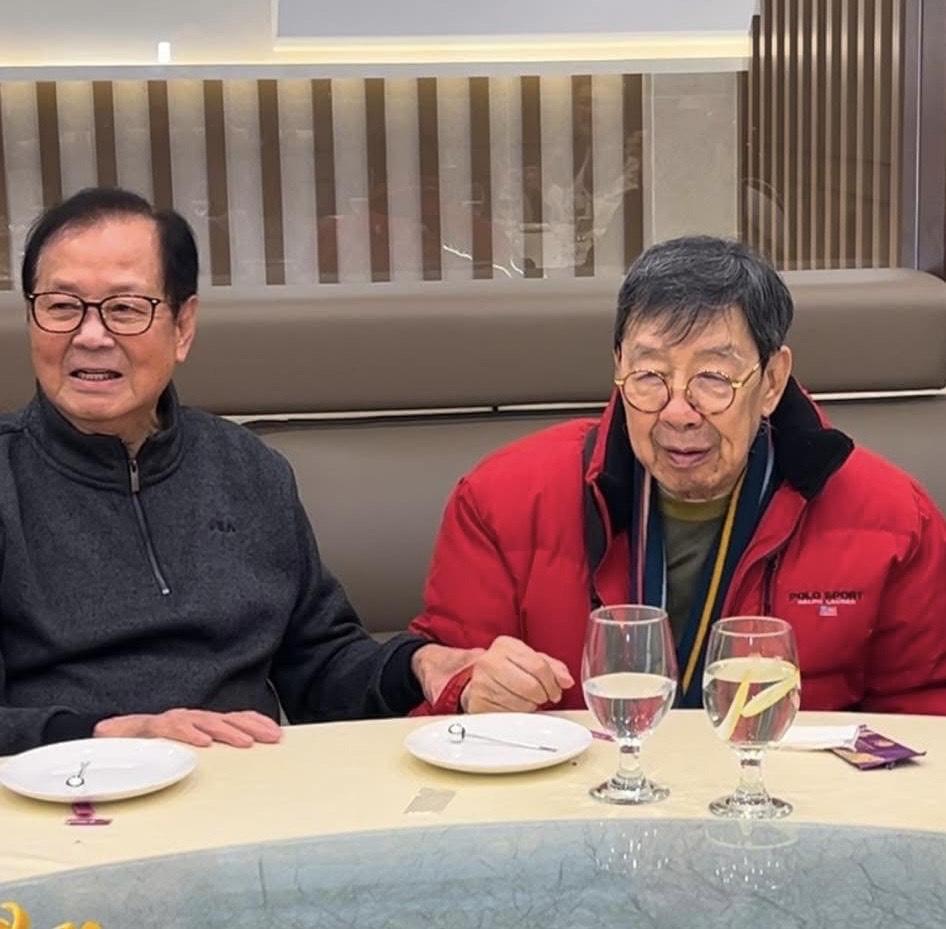 杜平今年1月現身朋友聚會一頭黑髮,狀態依然不俗。