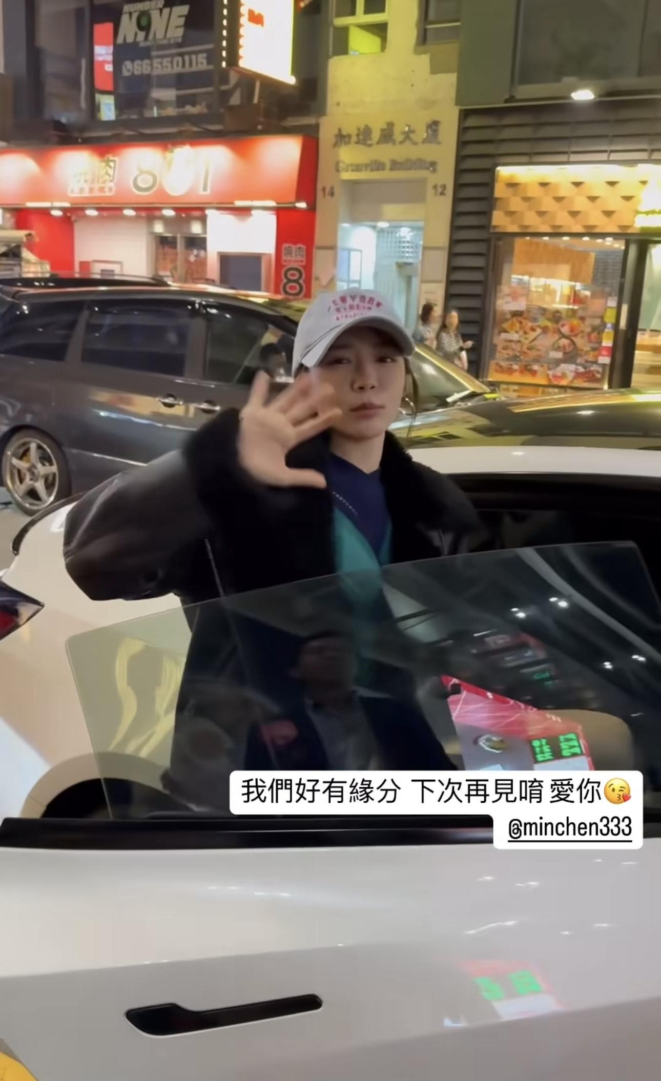 林明禎首映禮「甩底」後被捕獲現身戲院門外。