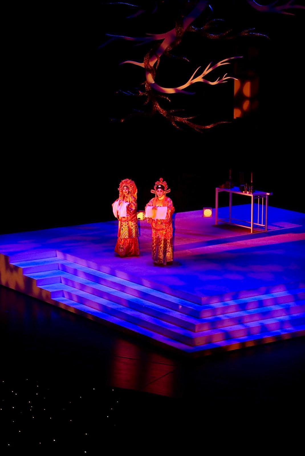 梁兆明與林穎施演出《香夭》。