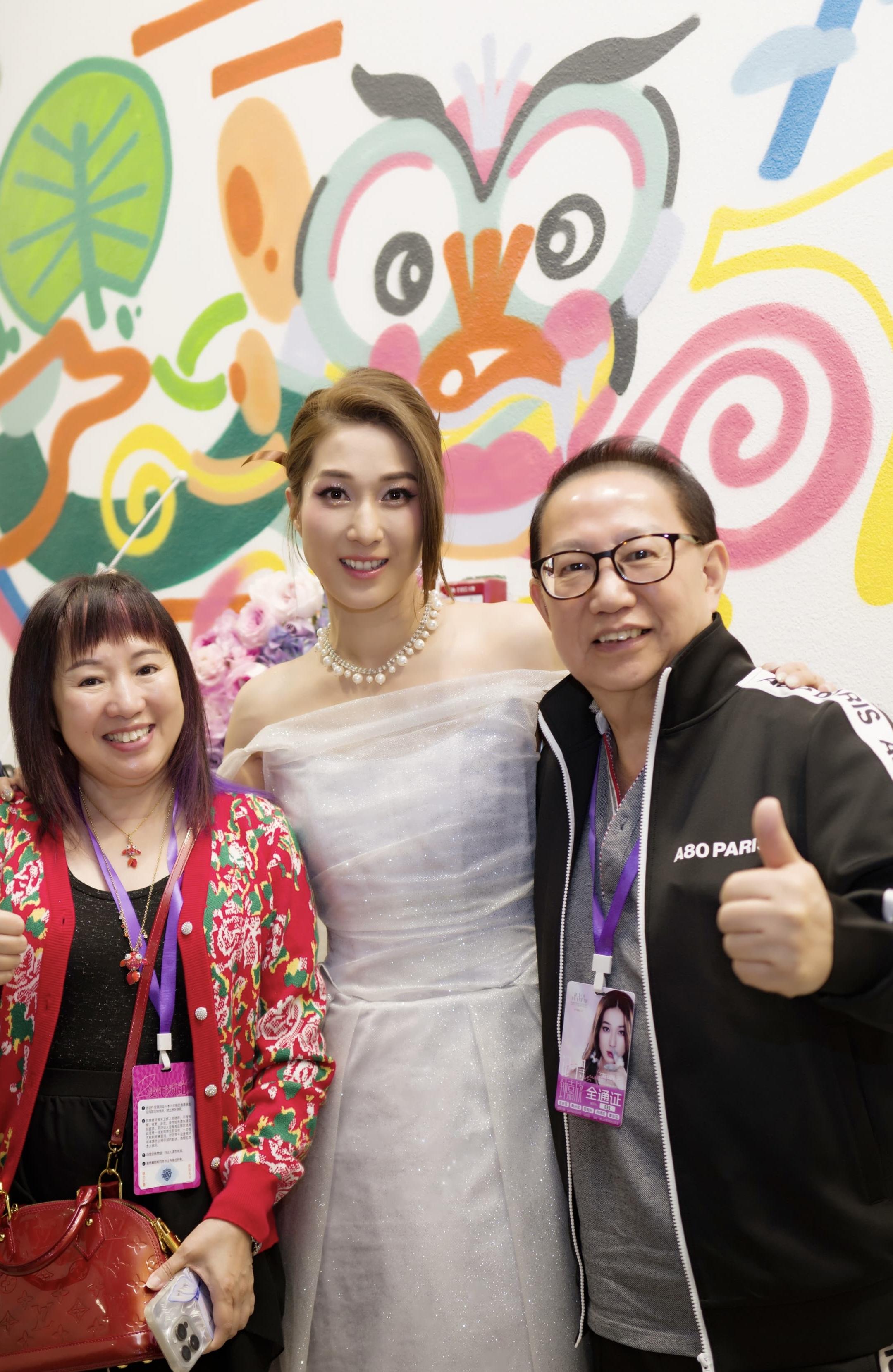 鍾嘉欣於佛山舉行個唱,獲梅小青和劉家豪支持。