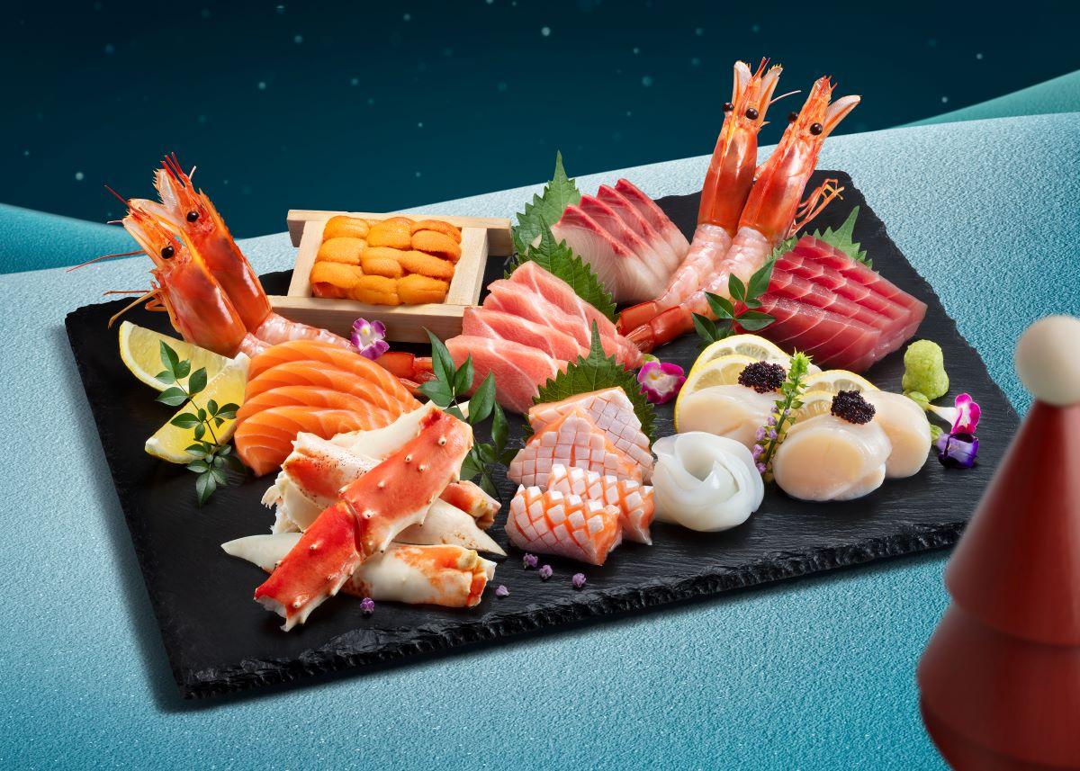 極上刺身聖誕盛(11款) 有大吞拿魚腩、熟鱈場蟹、海膽、墨魚、三文魚、三文魚腩、珍寶赤海蝦、珍寶帶子、吞拿魚、油甘魚、黑飛魚籽。