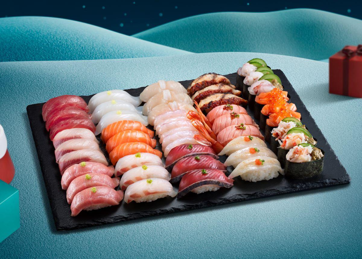 極上壽司聖誕盛(45件) 有大吞拿魚腩、吞拿魚、油甘魚、三文魚、珍寶帶子、墨魚、藁燒鰹魚、鯛魚、炙燒三文魚、珍寶赤海蝦、炙燒鰻魚、深海紅蟹蟹膏軍艦、辣味三文魚親子軍艦、赤蝦蟹膏軍艦、炙燒左口魚裙邊。