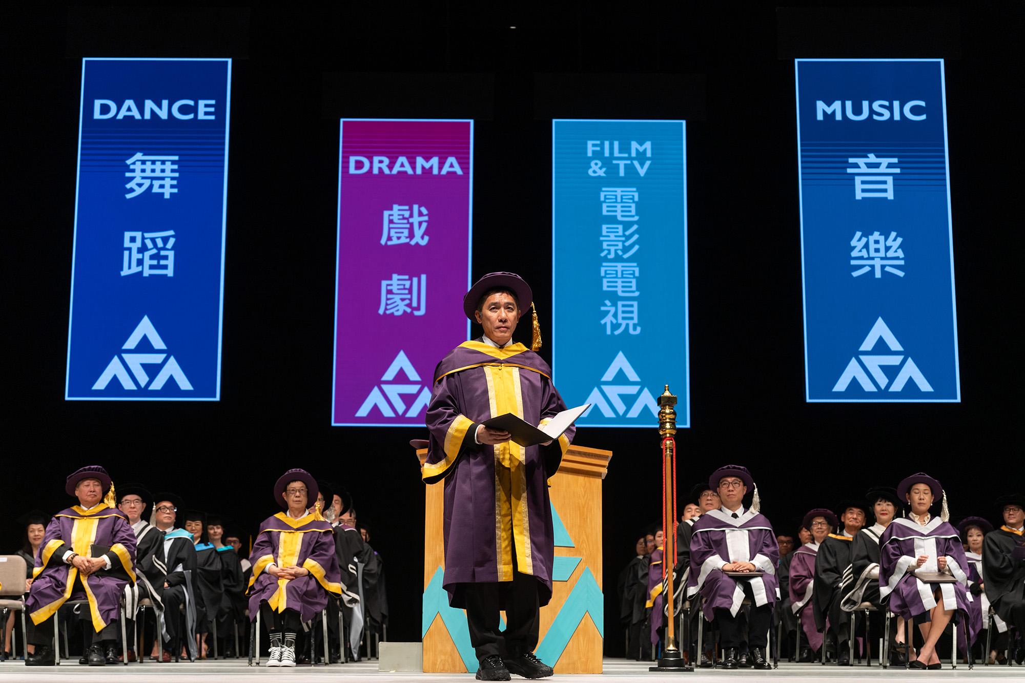 梁朝偉繼科大之後,再獲香港演藝學院頒發榮譽博士。