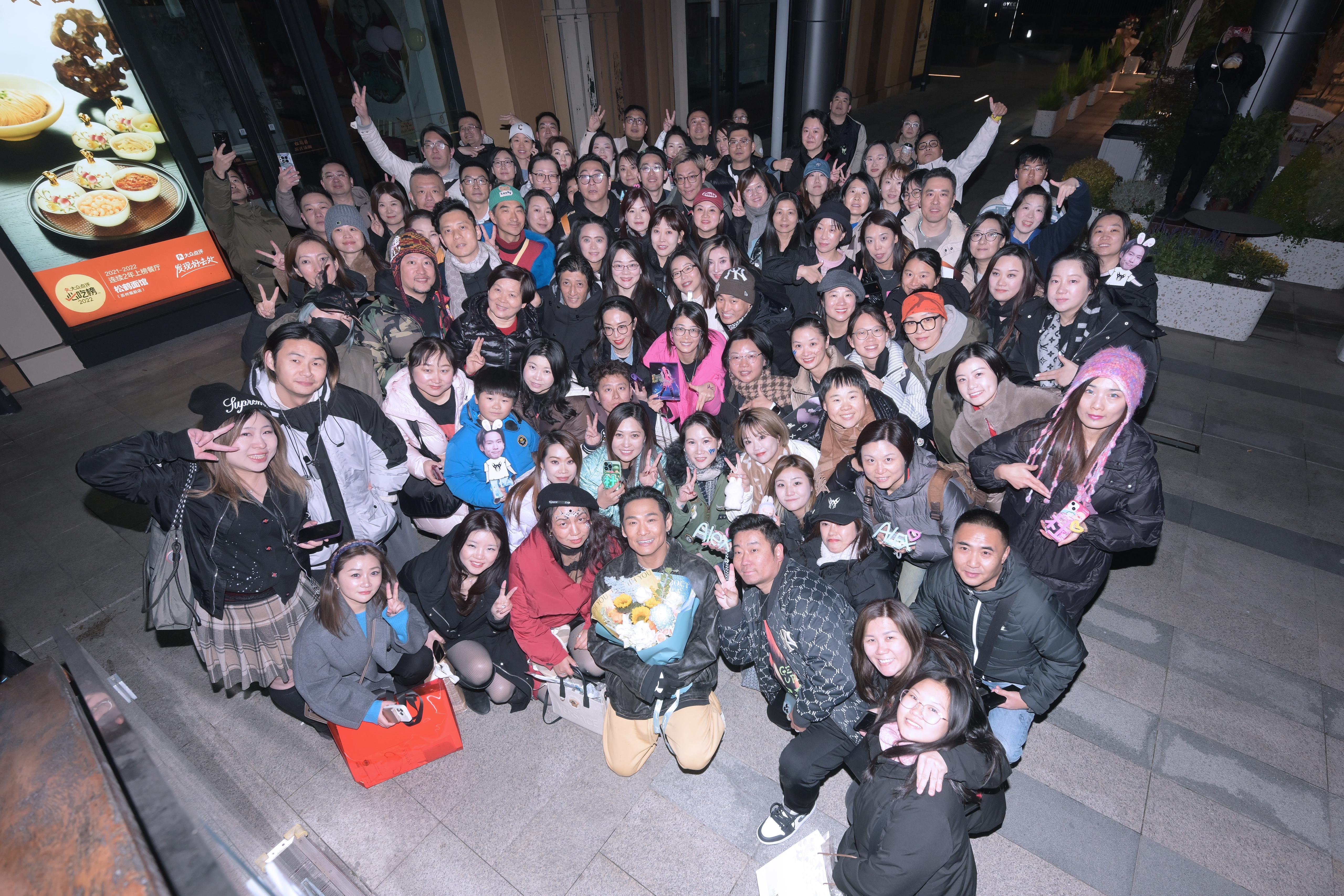 歌迷抵冷在慶功宴門外等候Alex。