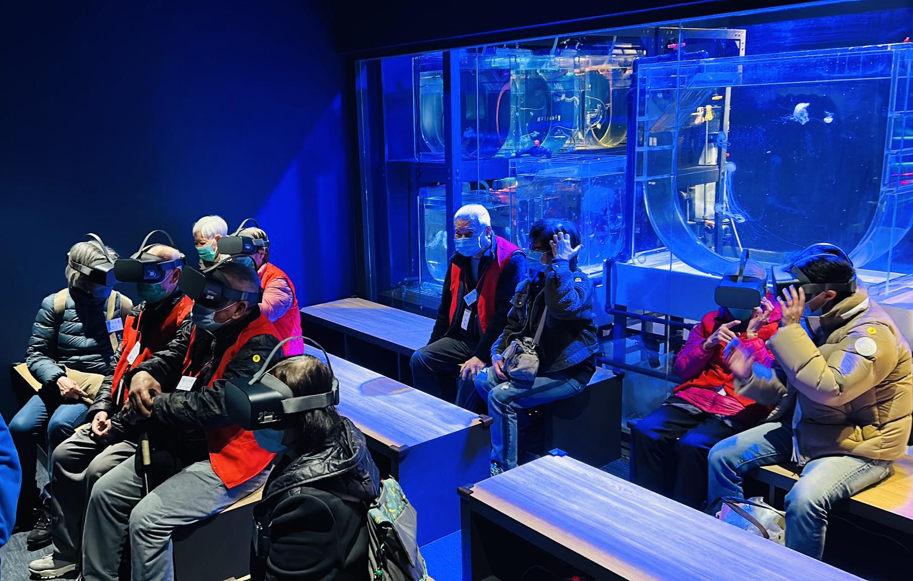 長者到訪位於荃灣的「浩海立方。探游館」,體驗VR及MR投影技術,探索海洋。