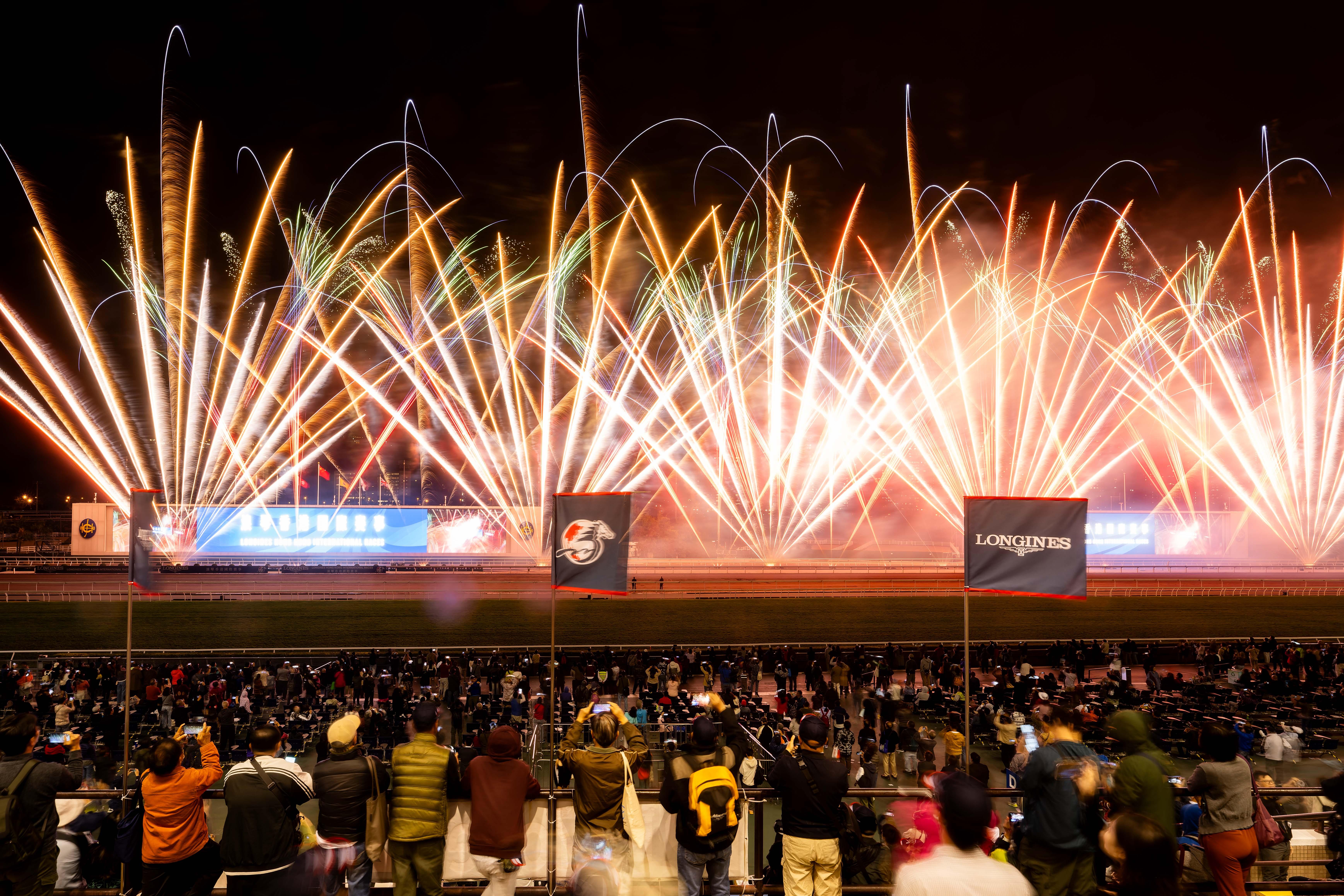 今天兩個馬場合共吸引逾8萬名馬迷入場見證盛事。