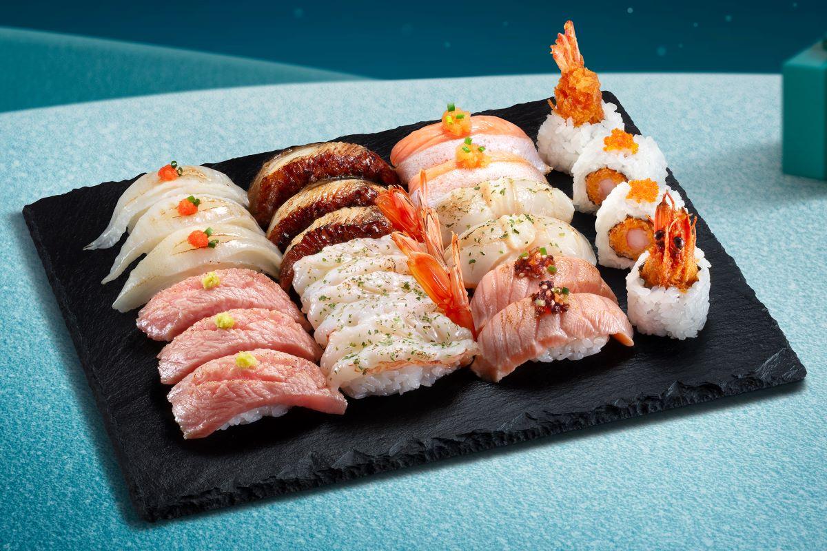 炙燒壽司聖誕盛(22件) 有炙燒大吞拿魚腩、炙燒三文魚腩、炙燒三文魚、炙燒牛油珍寶帶子、炙燒左口魚裙邊、炙燒牛油珍寶赤海蝦、炙燒鰻魚、炸蝦卷。
