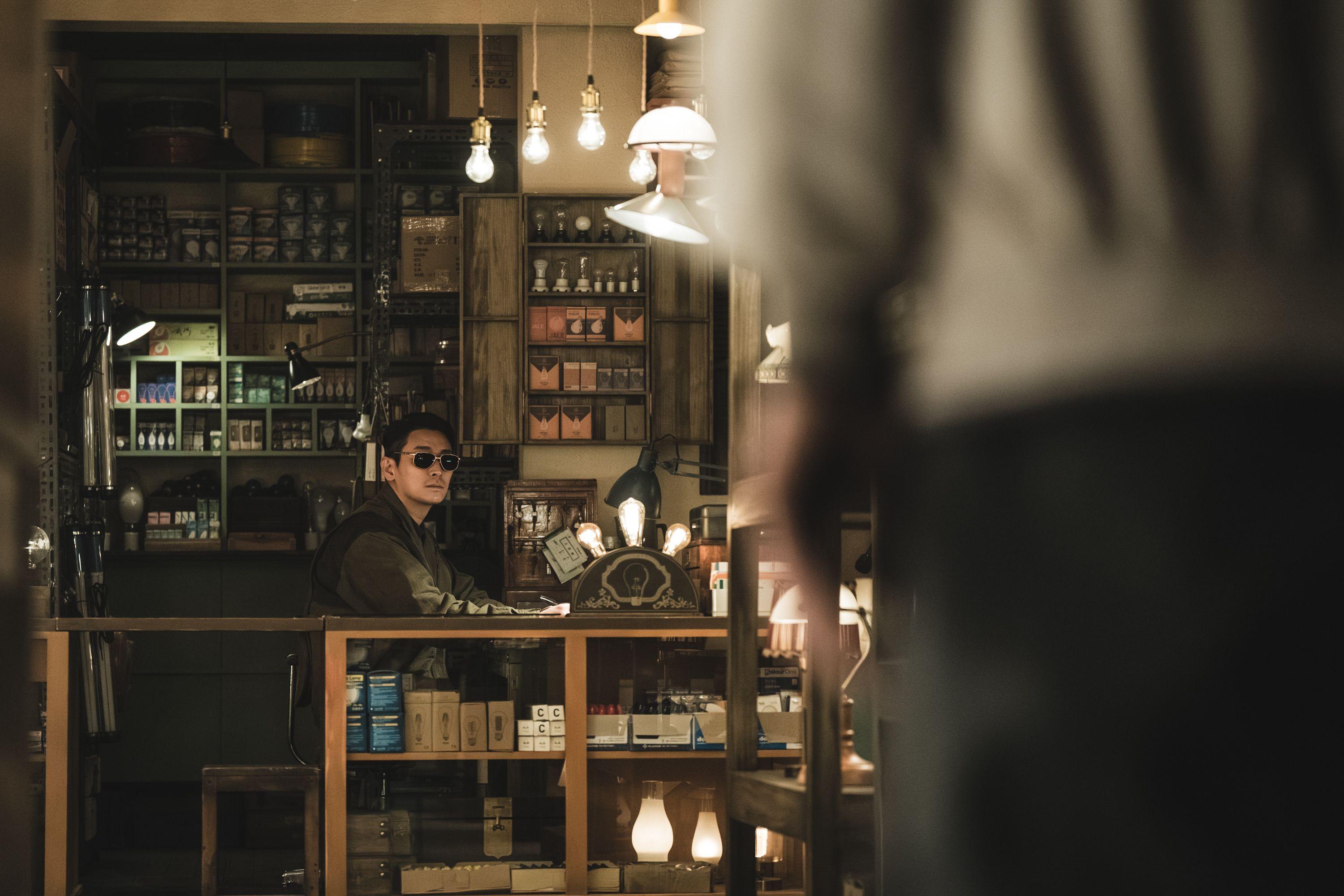 朱智勛飾演照明商店老闆,守護著全年365天運作從不熄燈的商店,迎接每天的奇怪訪客。