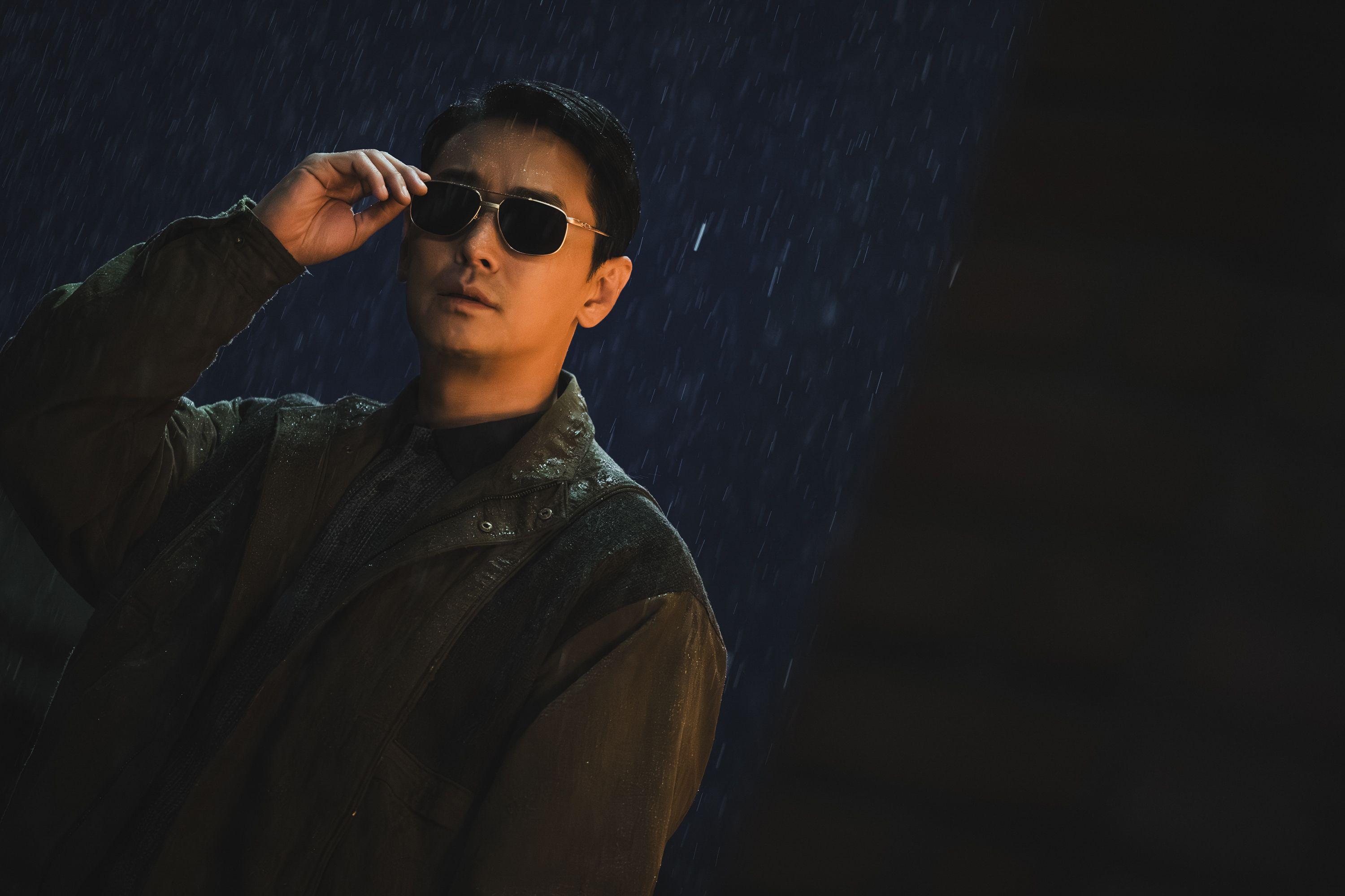 《照明商店》劇情敘述一家連接陽間與陰間的燈具店,每日接待各式各樣的奇怪訪客。