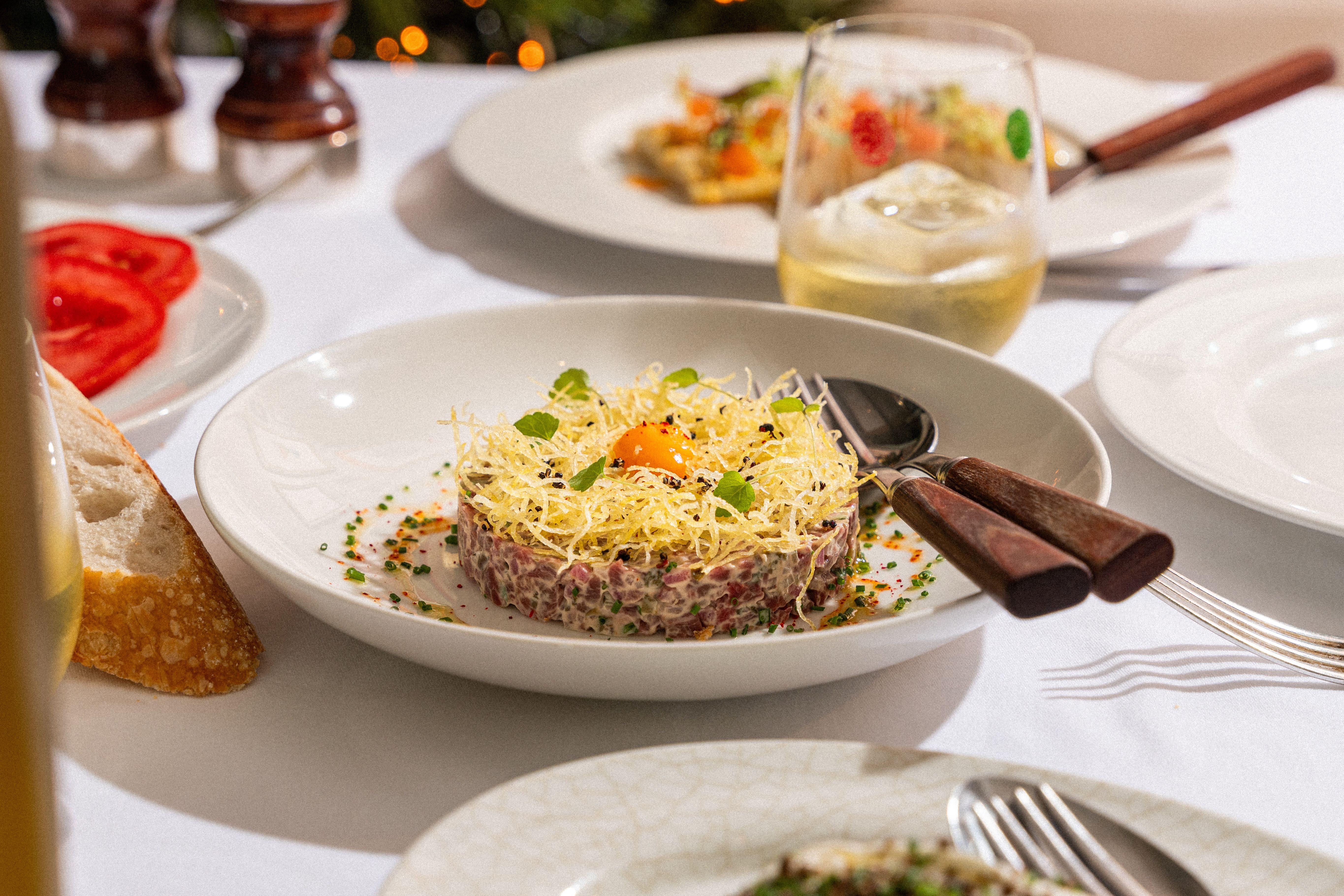 牛肉他他配煙燻骨髓蛋黃醬