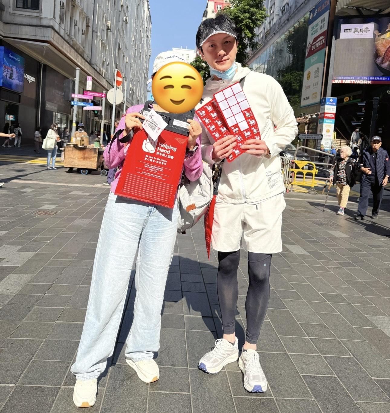 王浩信有求必應,不停與途人及義工團合照。