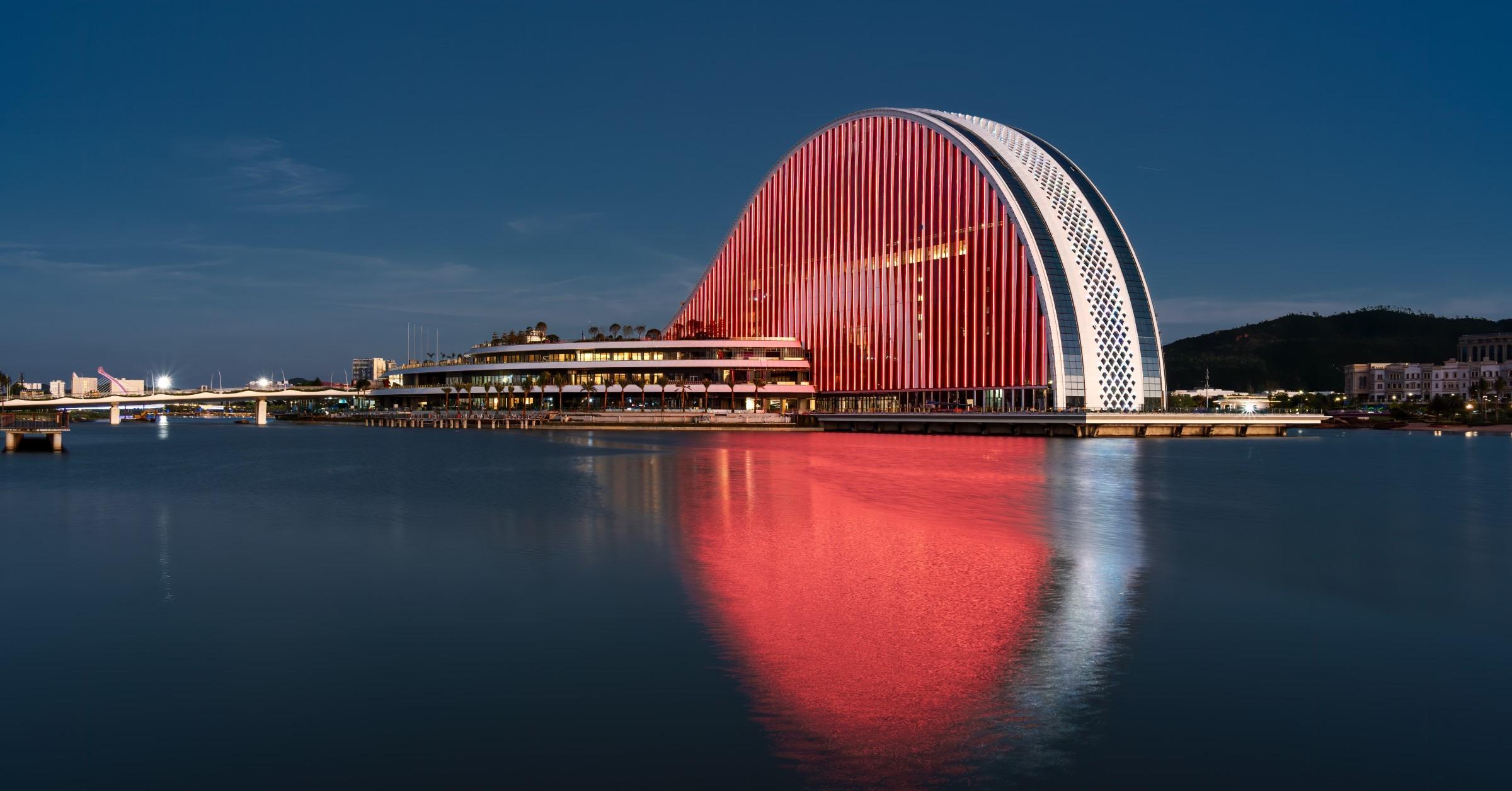 天沐琴台設計上採用了大跨度的超高空空間、連續鋼架屋頂結構以及巨大玻璃幕牆,以打造靈動的建築曲線,陽光映照下顯示藝術美。(圖片來源:大橫琴發展微信)