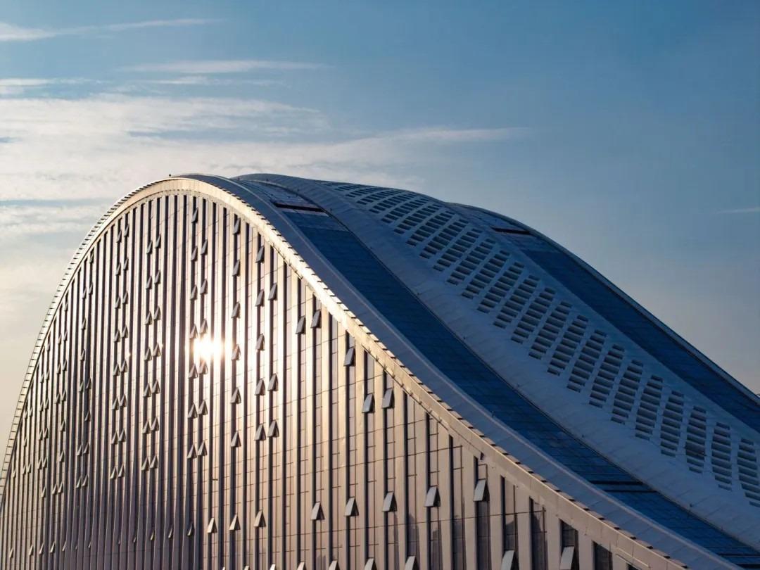 天沐琴台設計上採用了大跨度的超高空空間、連續鋼架屋頂結構以及巨大玻璃幕牆,以打造靈動的建築曲線,陽光映照下顯示藝術美。(圖片來源:大橫琴發展微信)