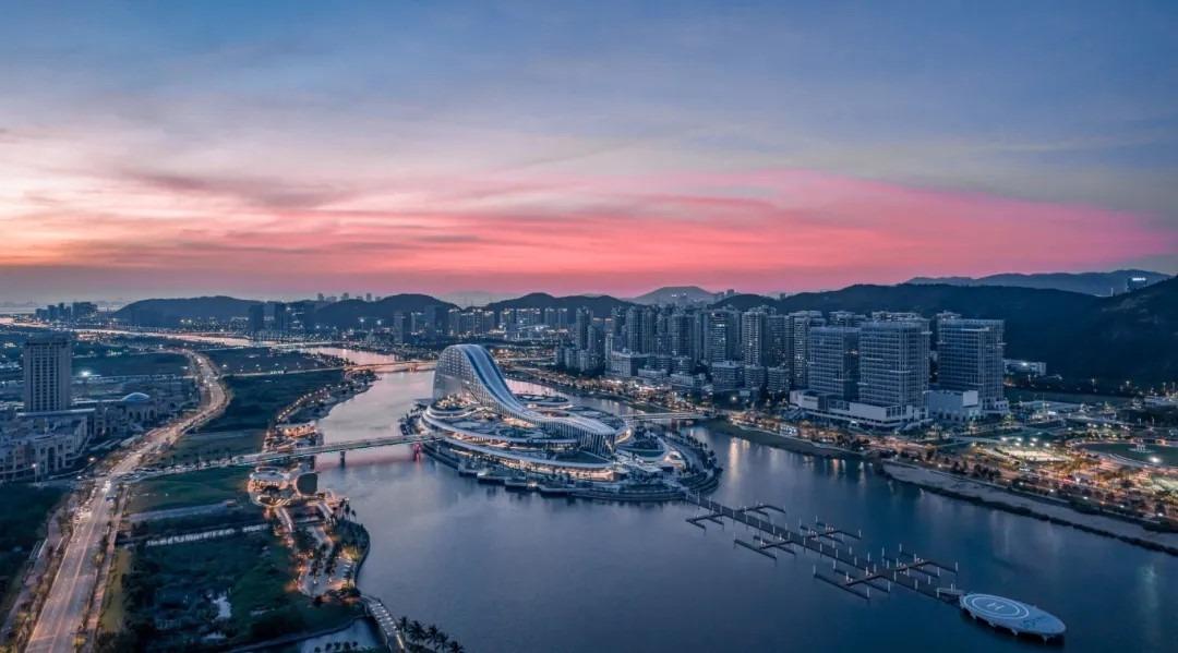 天沐琴台集產業辦公、會展、酒店、休閒於一身,設有遊艇俱樂部,以及升降機場,是橫琴未來的經濟及旅遊重點區域。(圖片來源:大橫琴發展微信)